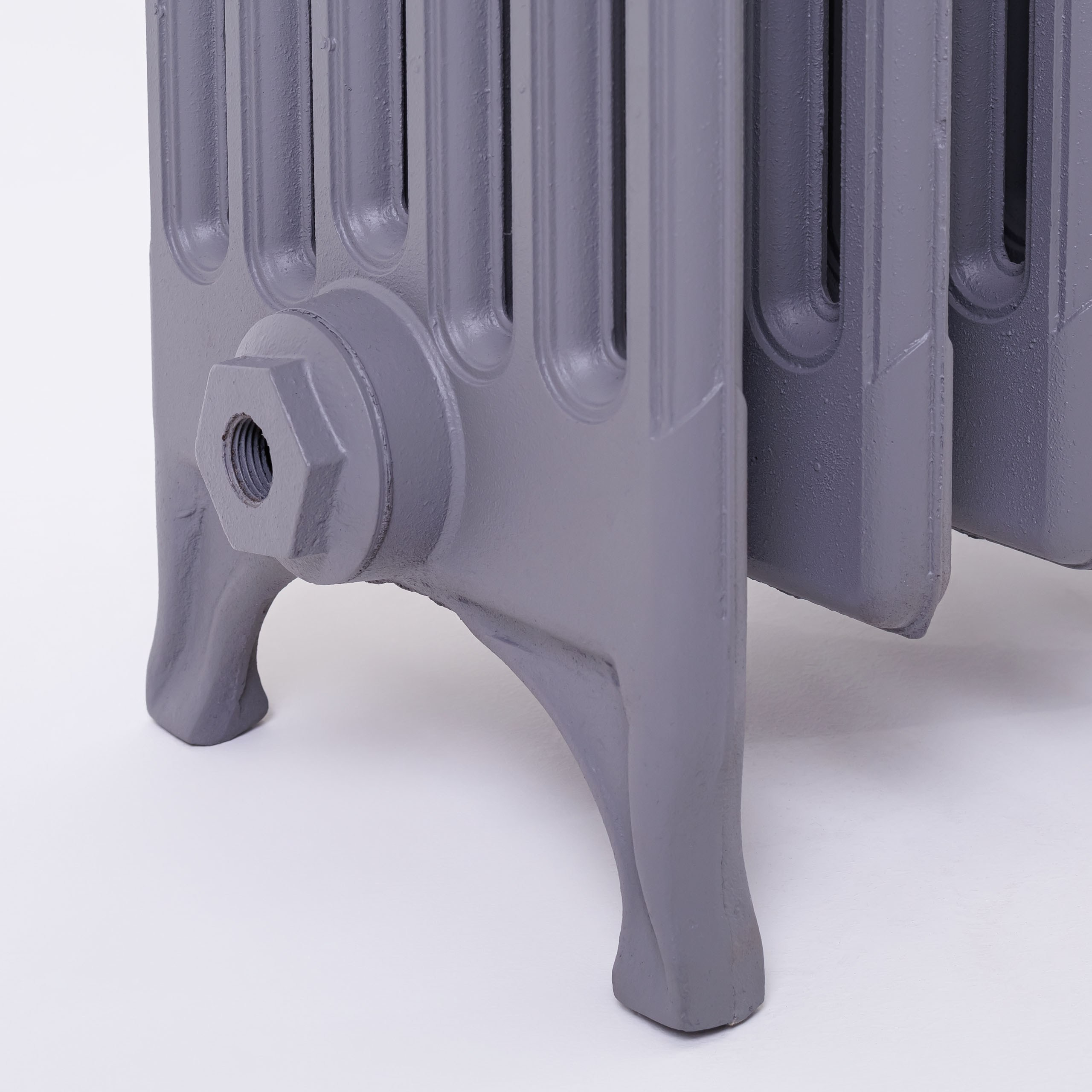 Предметные фотографии дизайнерских радиаторов отопления в стиле ретро