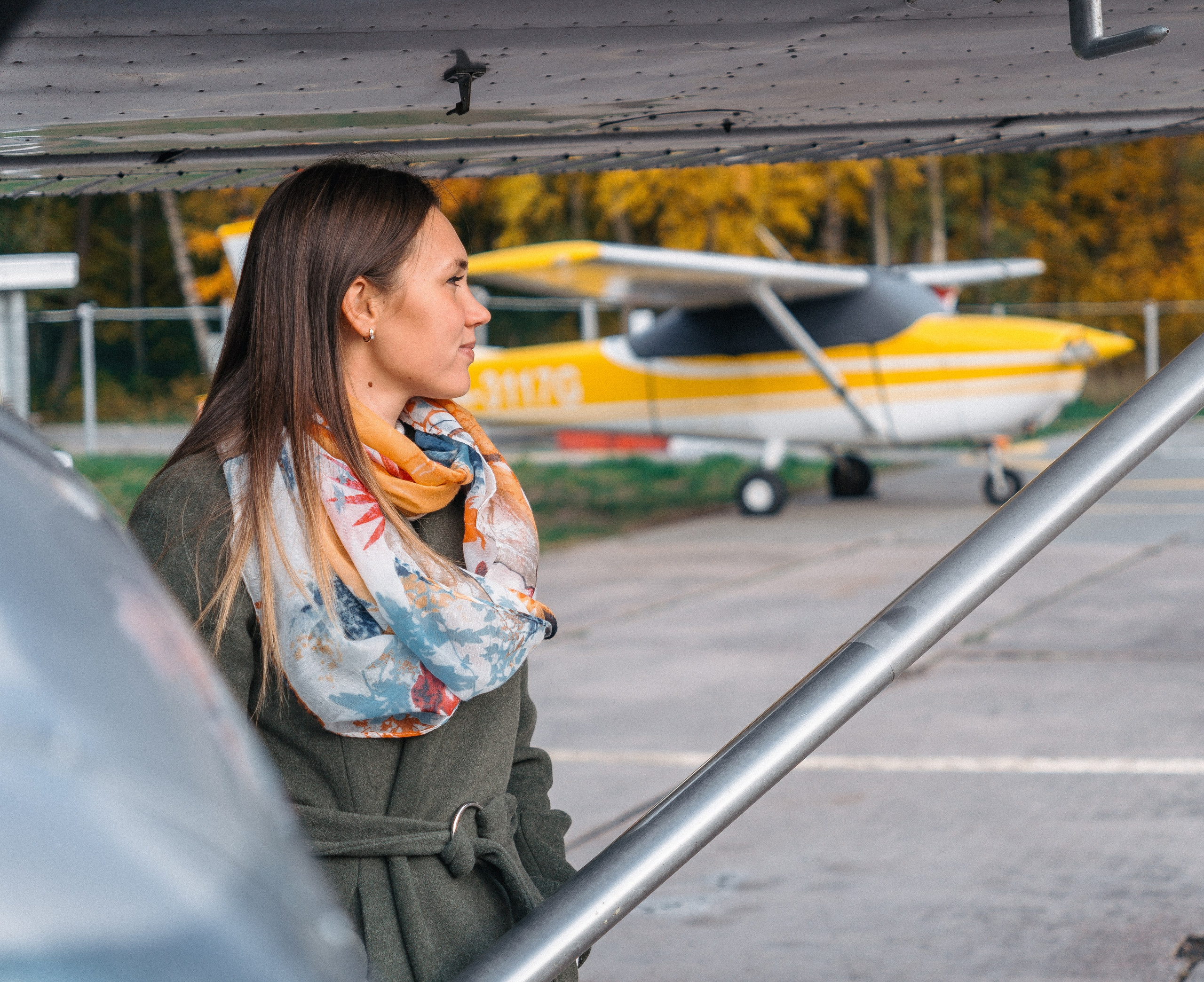 девушка возле частного самолета 