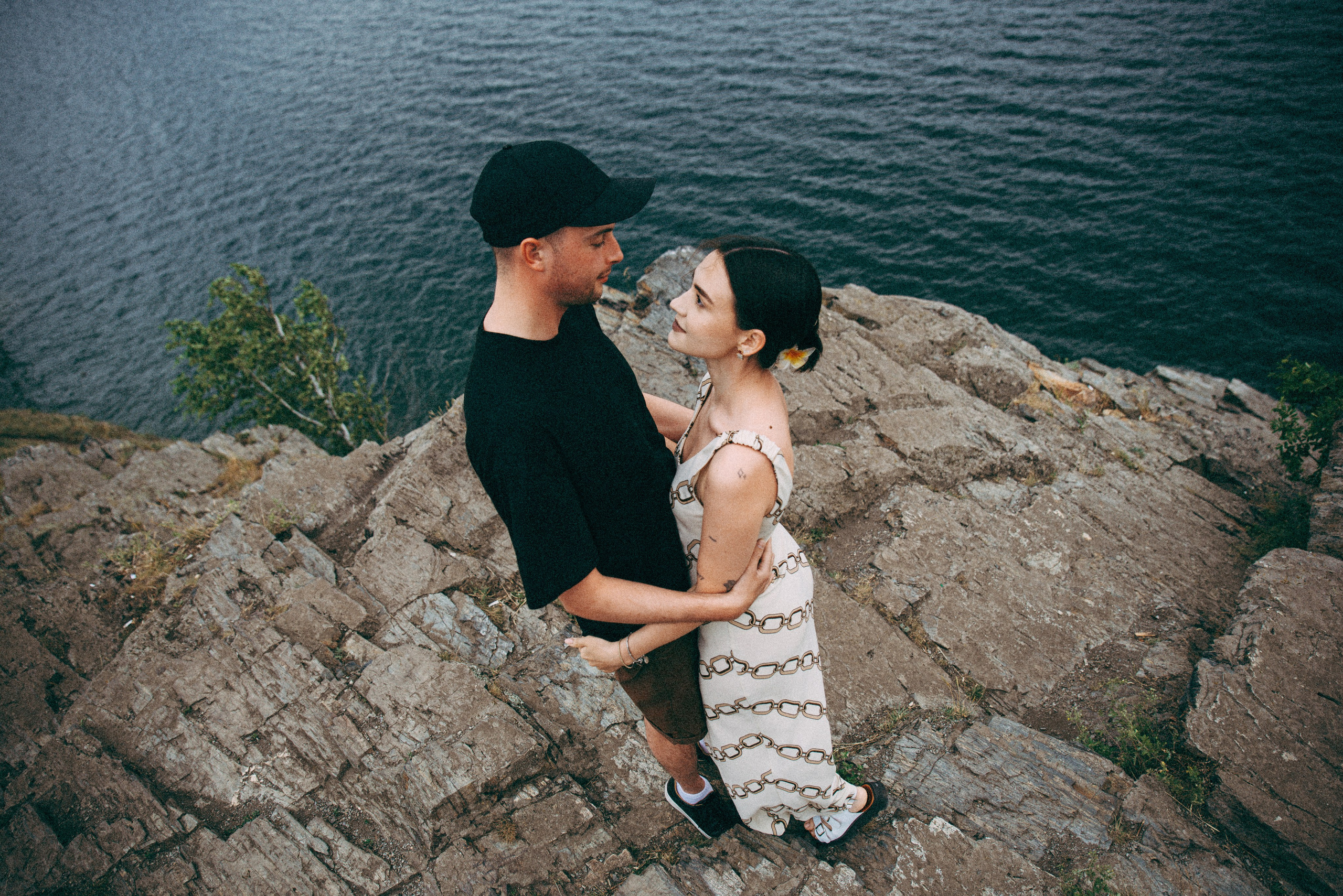 Лавстори на обрыве у озера