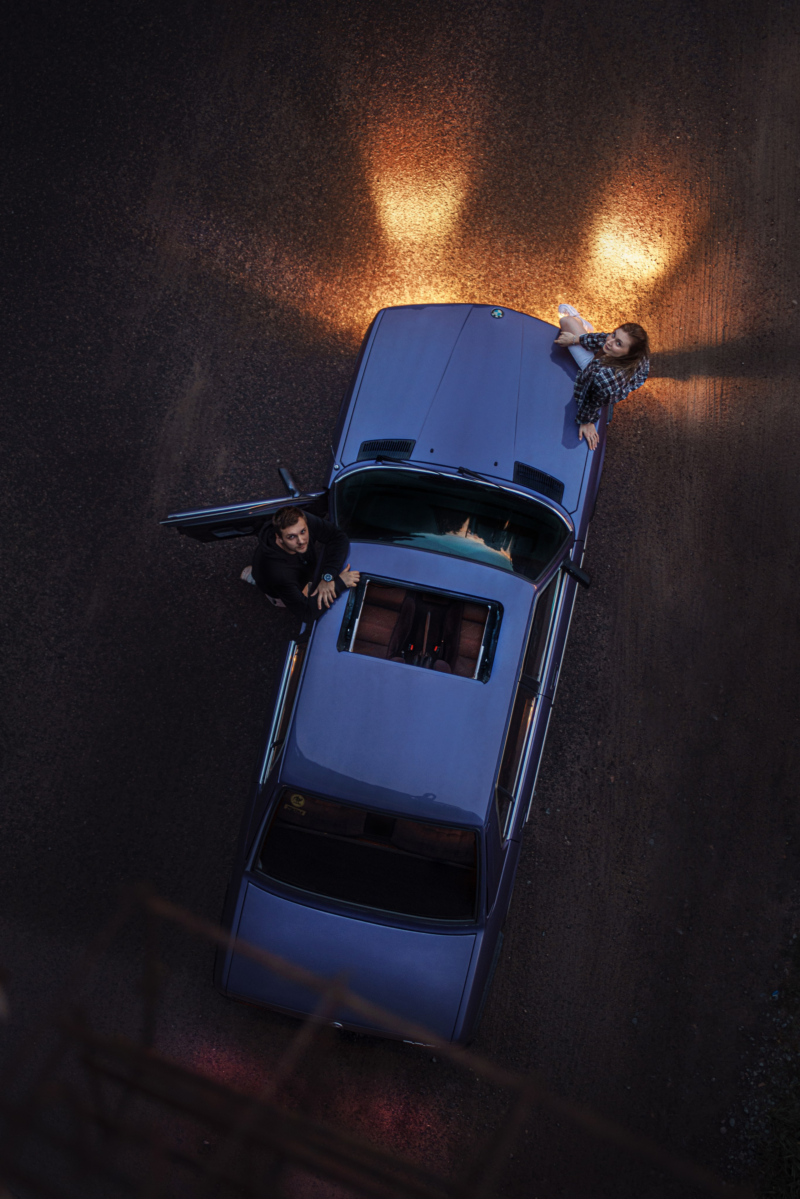 Старая BMW фотографируется за городом. Жуков Илья  свадебный фотограф в Москве