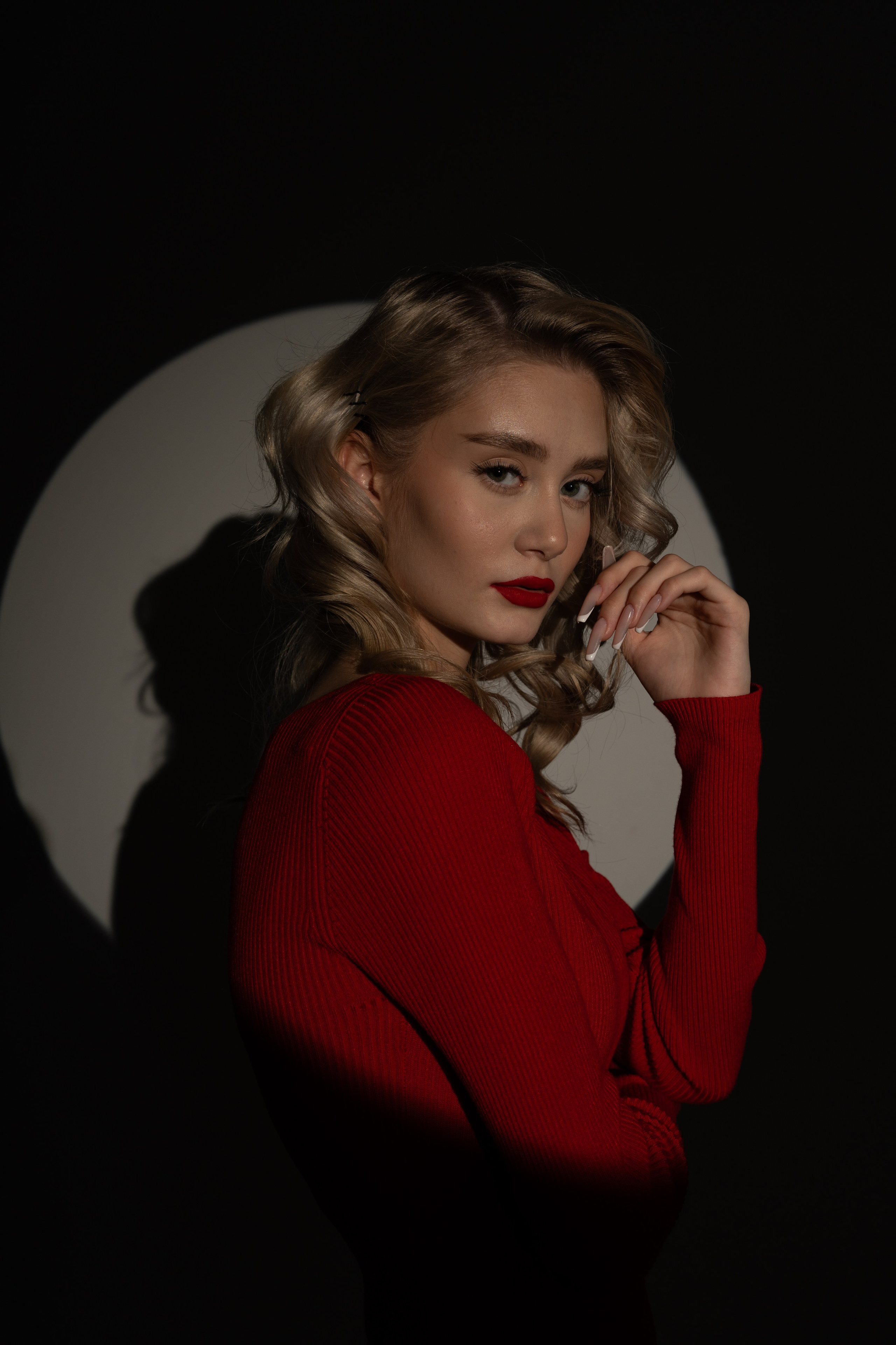 На однотонном фоне. Евгений Щетников Фотограф-Тюмень