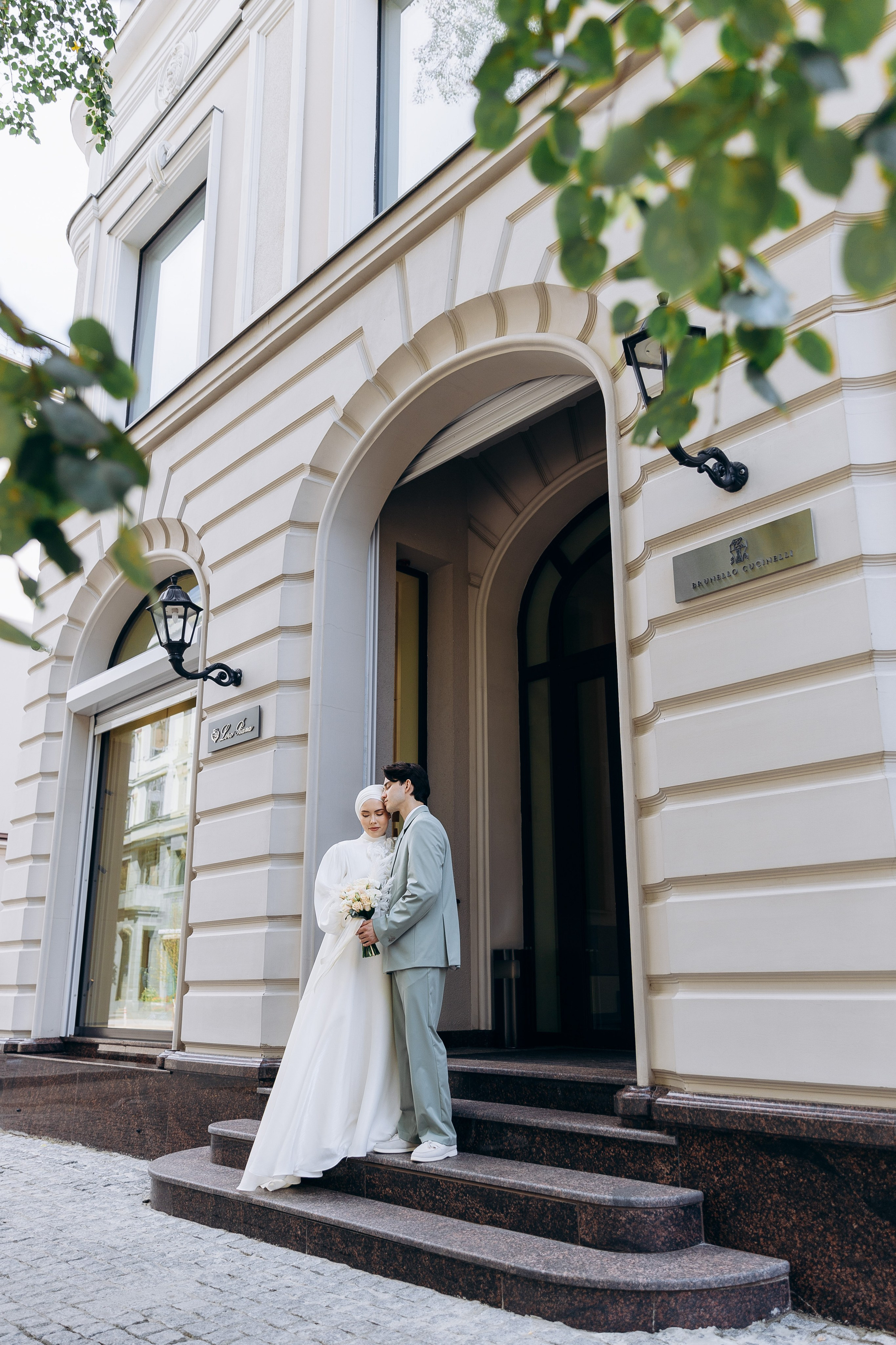 Свадебная прогулка в центре Казани: образ невесты на никах на фоне белого кирпича