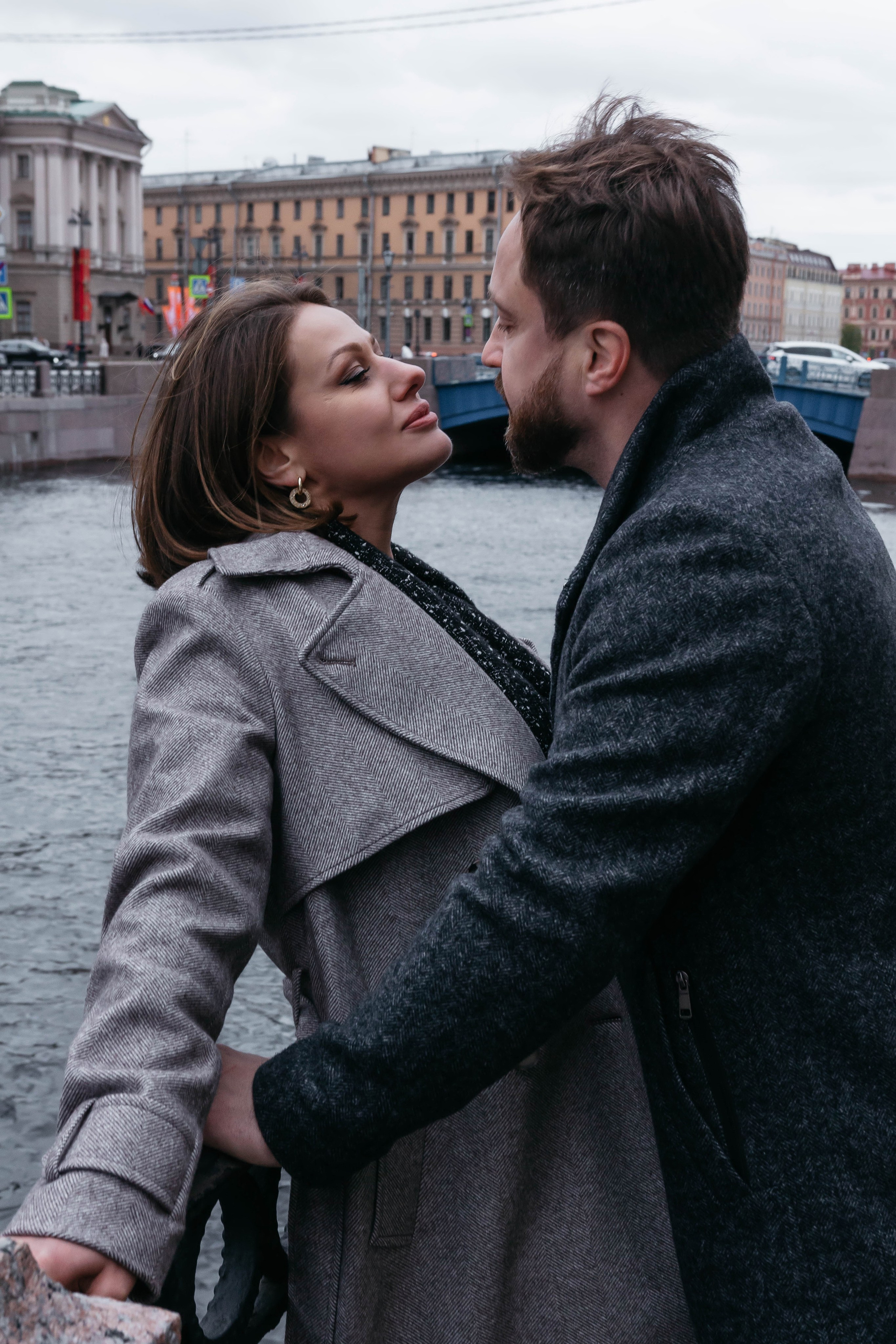 девушка облокачивается на перила парень подходит 