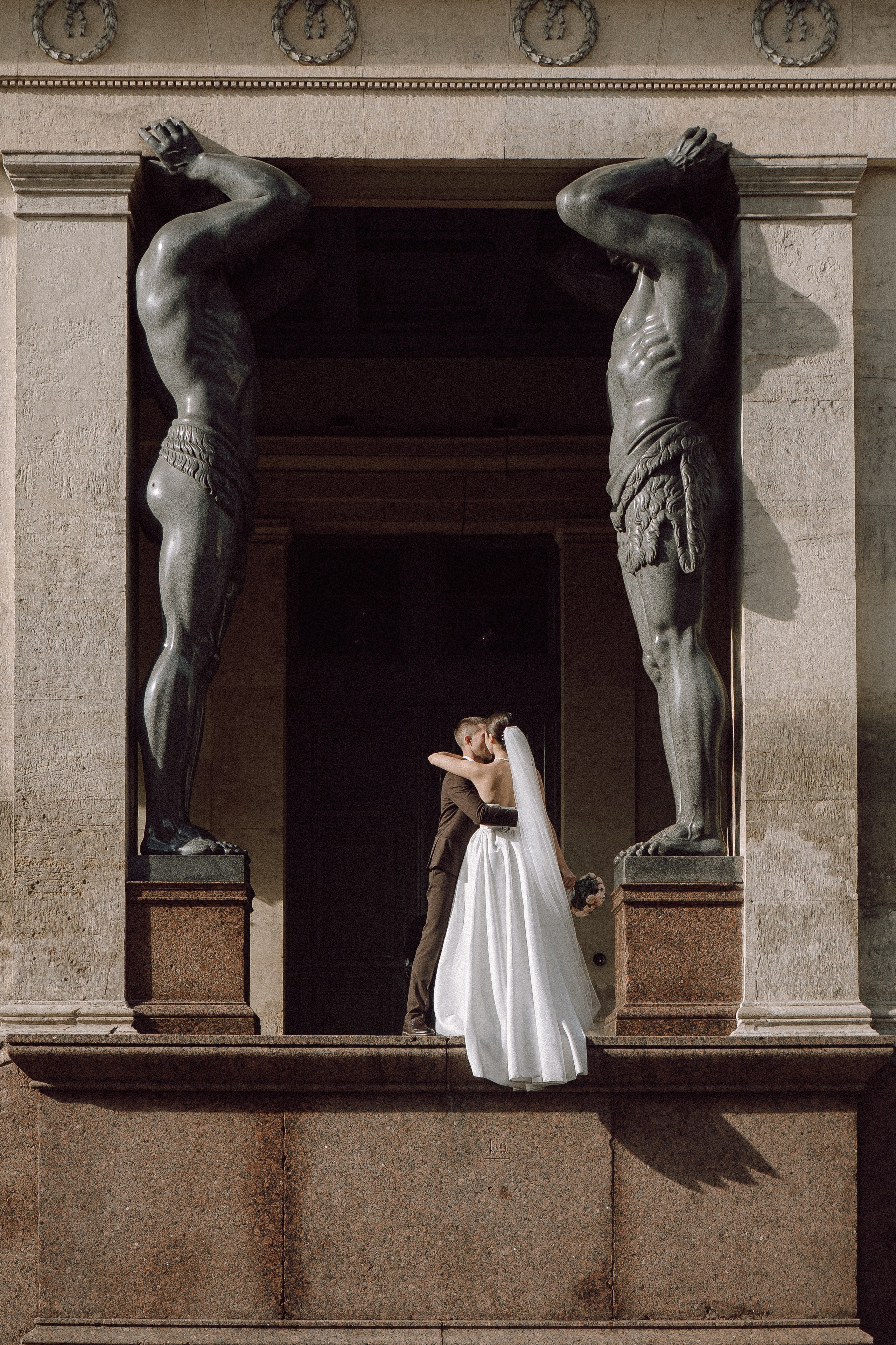 СВАДЕБНАЯ ПРОГУЛКА В САНТК-ПЕТЕРБУРГЕ (ИСАКИЕВСКИЙ СОБОР, ЗИМНЯЯ КАНАВКА, ЭРМИТАЖ И БОЛЬШАЯ МОРСКАЯ УЛИЦА). Профессиональный фотограф, Санкт-Петербург — Виктория Богомолова