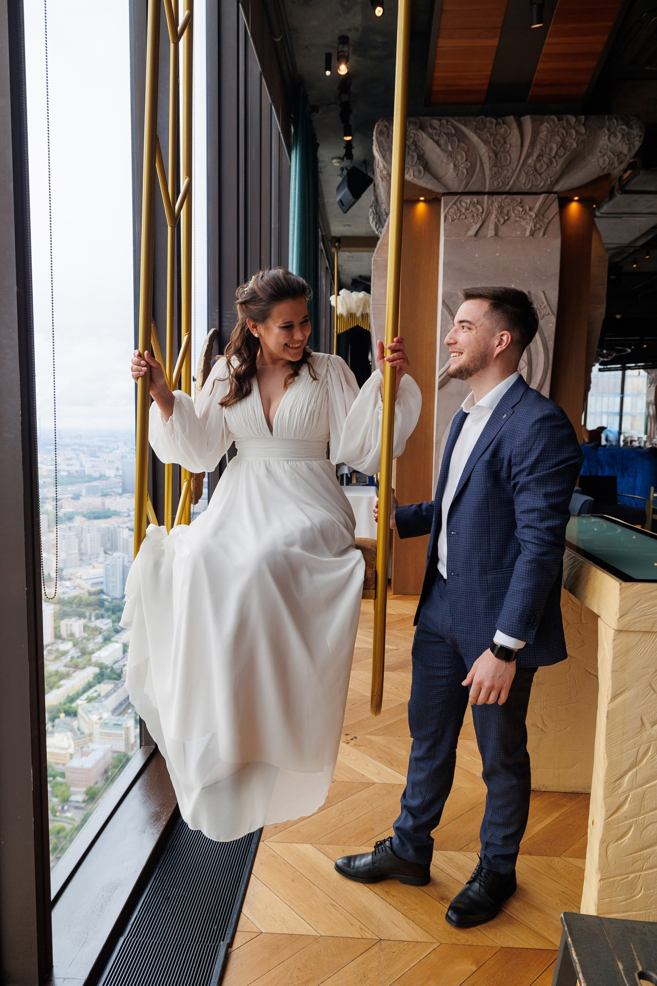 Фотограф на регистрацию в ЗАГС Москва Сити Birds Башня ОКО. Примеры фото, отзывы молодоженов и заявка на регистрацию через официальный сайт.