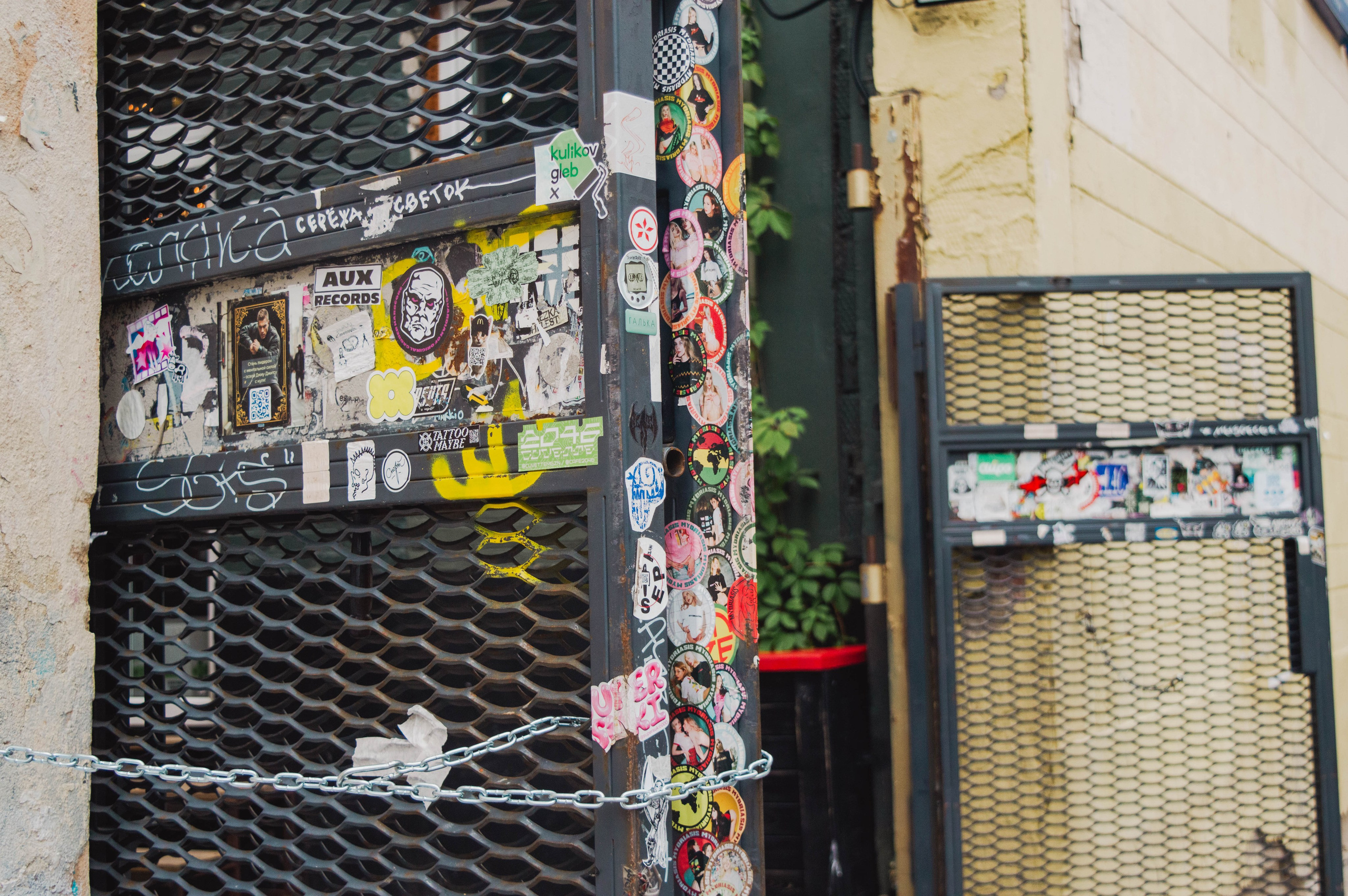 Типология «Стикербомбинг в городе». Фотограф Анастасия Лощакова в Москве