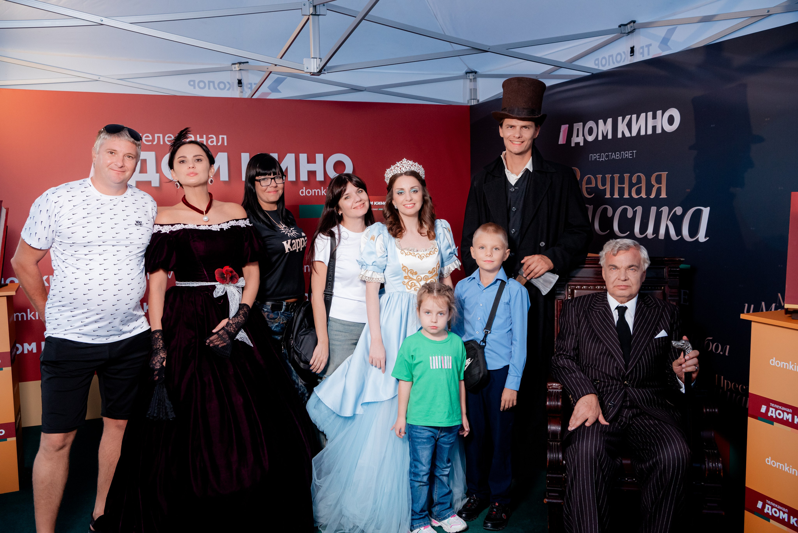 Портретные фото с артистами в палатке Триколор Дом Кинов на день города Волгоград. Фотограф в Волгограде и Волжском Александр Горбань