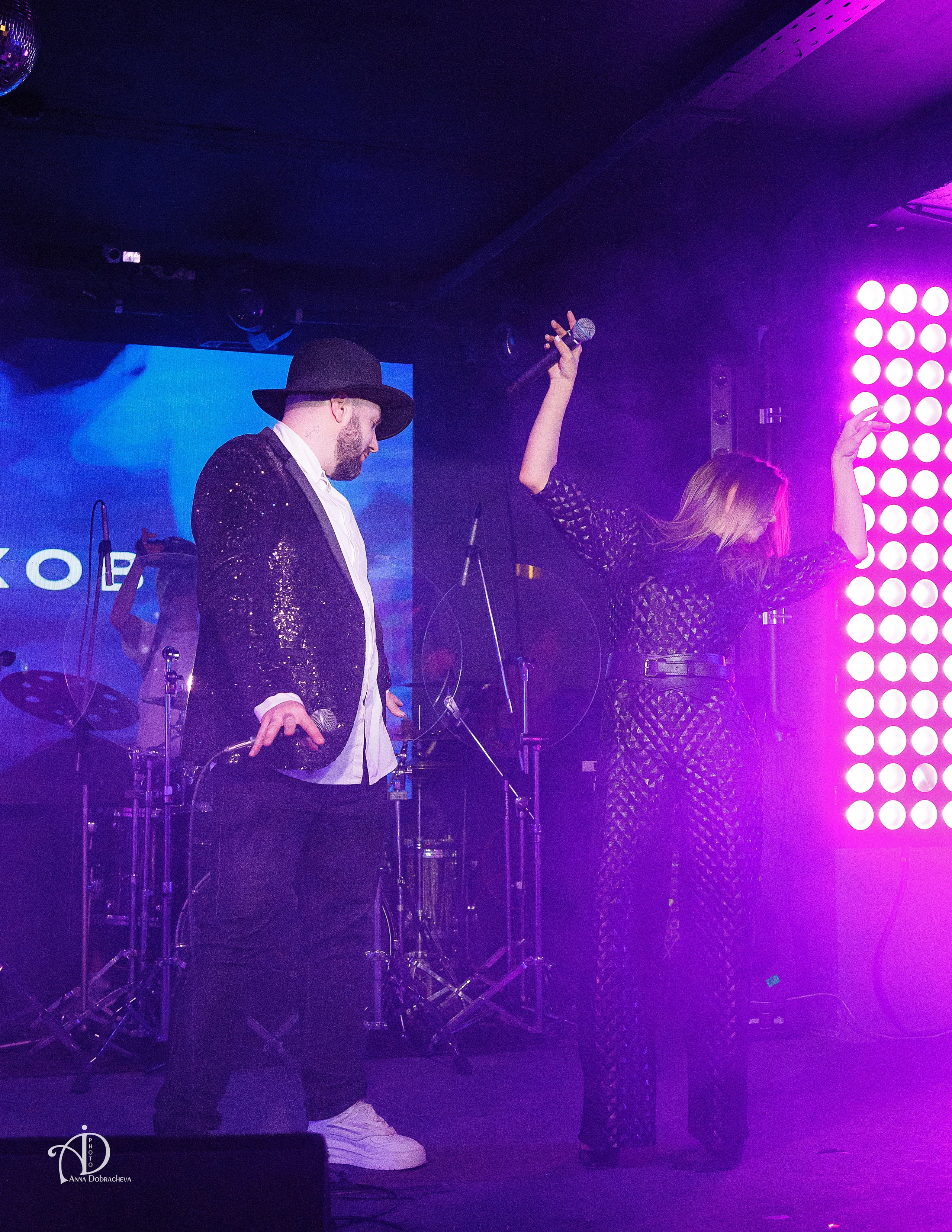 Выступление певицы Кати Чехова и Dj Sasha Born на Мумий Тролль баре на Арбате 3 октября 2024 года