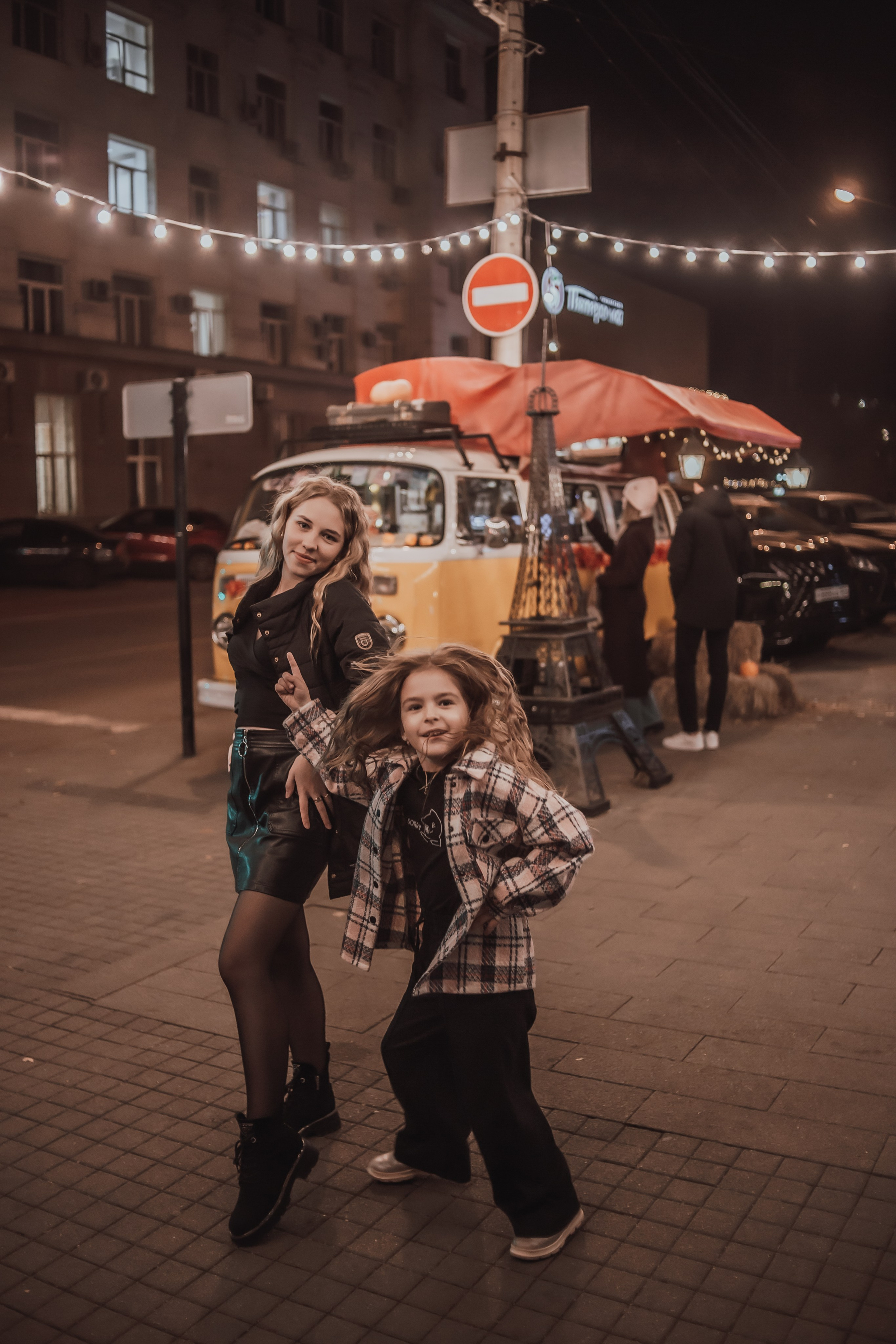 Ирина, Яна, Лера. Вечерняя прогулка. Фотограф Регина Крикунова г. Красноярск