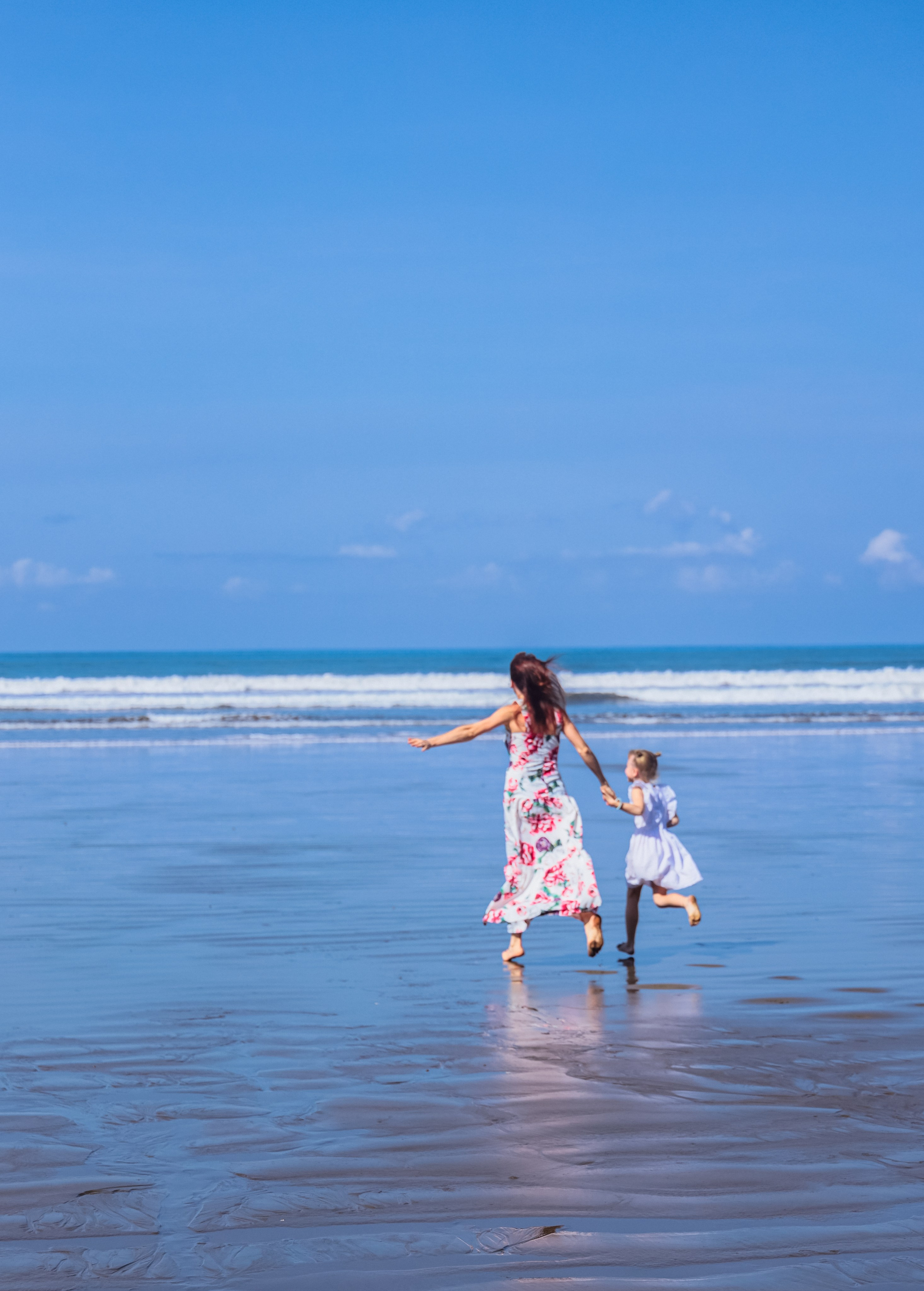 Ocean moments with mother and daughter. Family, portrait, content photo in Costa Rica Evgeniya Besprozvannykh