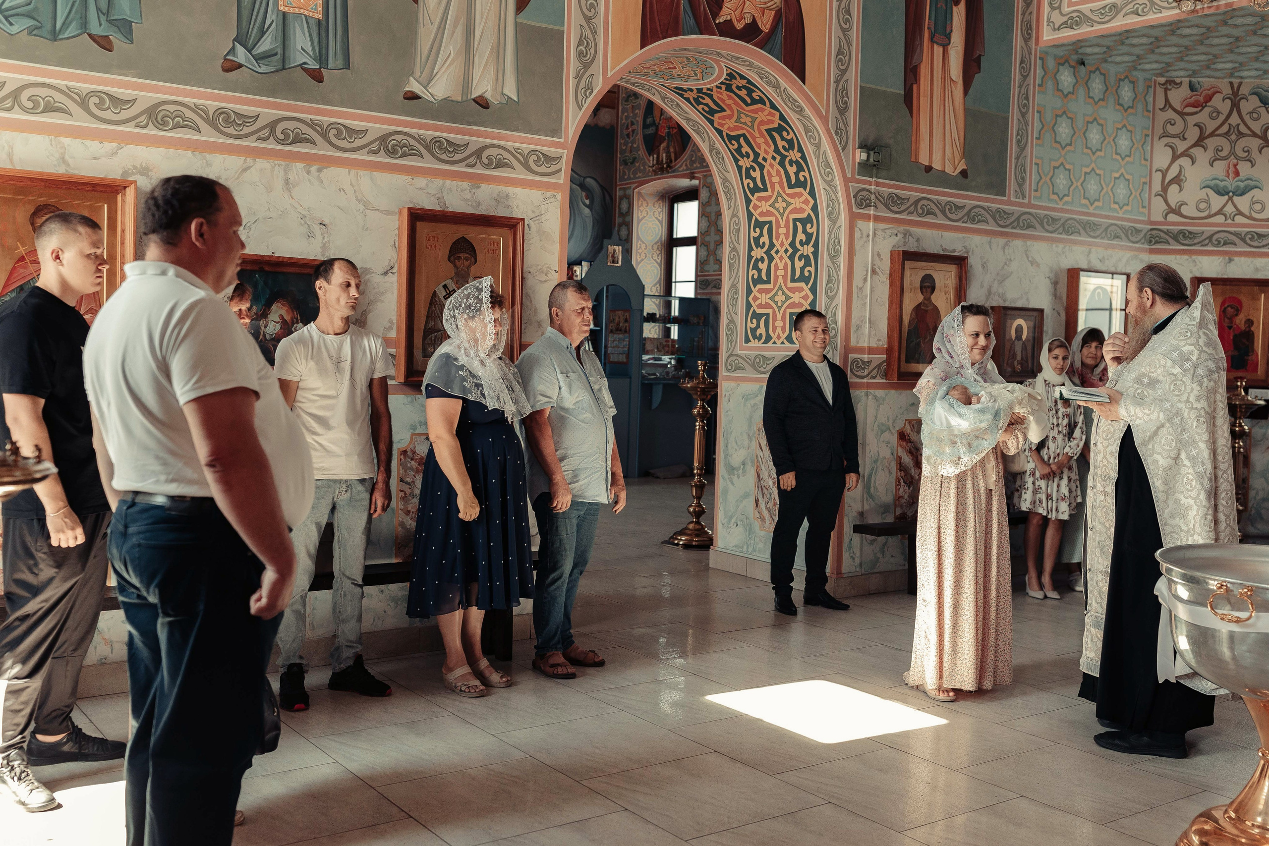 Фото съемка таинства крещения в храме Нижнего Новгорода. Алексей Шаров — свадебный и репортажный фотограф в Нижнем Новгороде