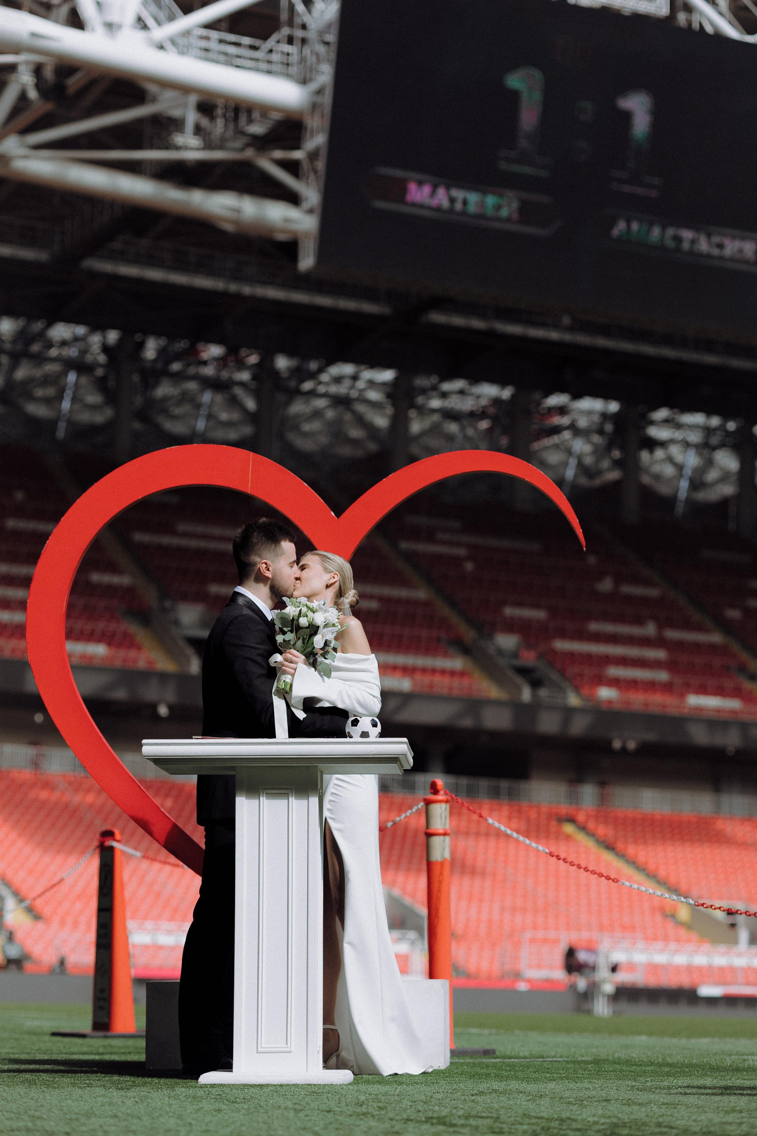 Свадебная фотосессия на стадионе Спартак. Свадебный фотограф в Москве. свадебная фотосессия Москва. Фотограф в Москве Валерия Рожкова