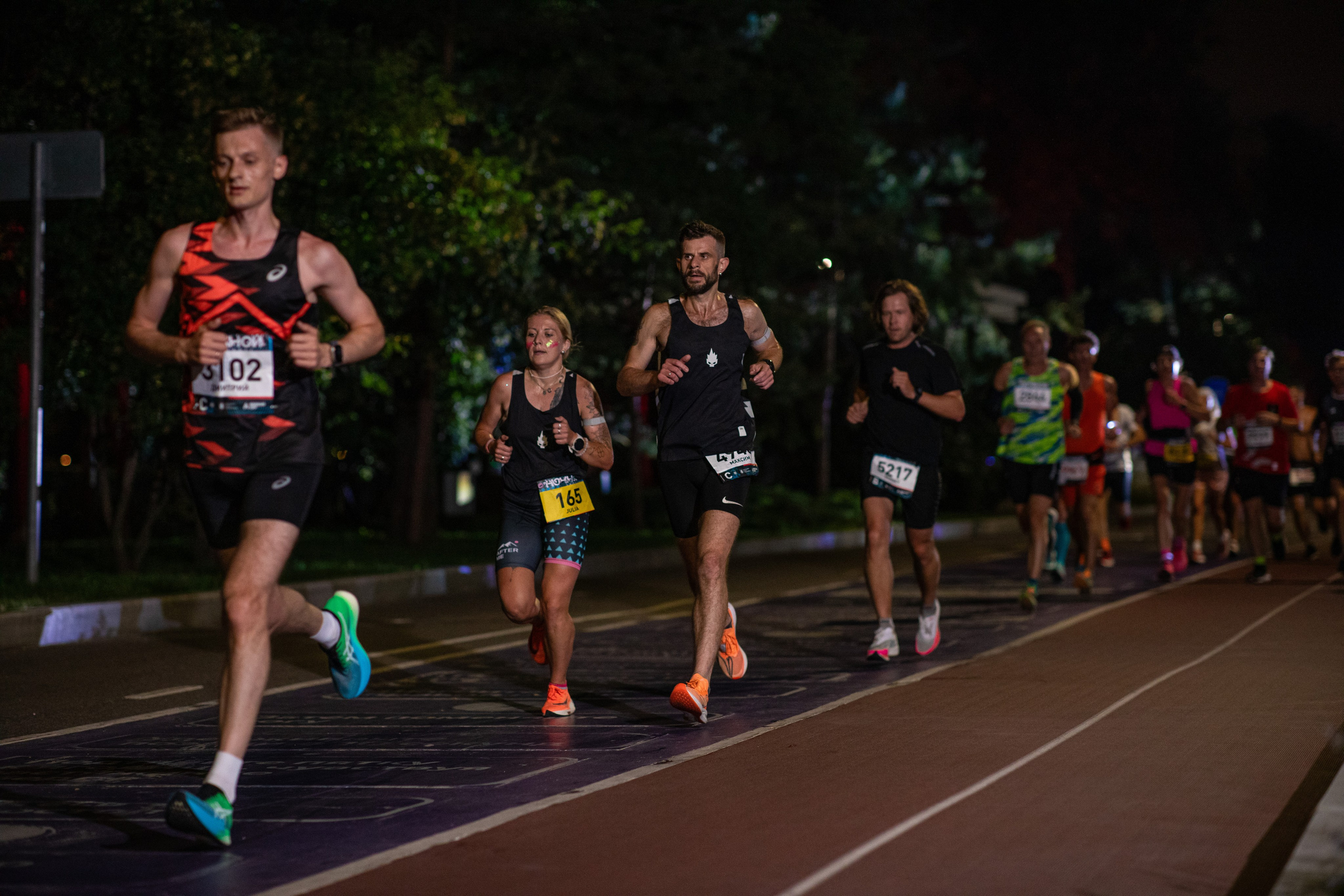Ночной забег в ленте фотографий бегунов 03.08.24. Фотограф Сергей Ловкий