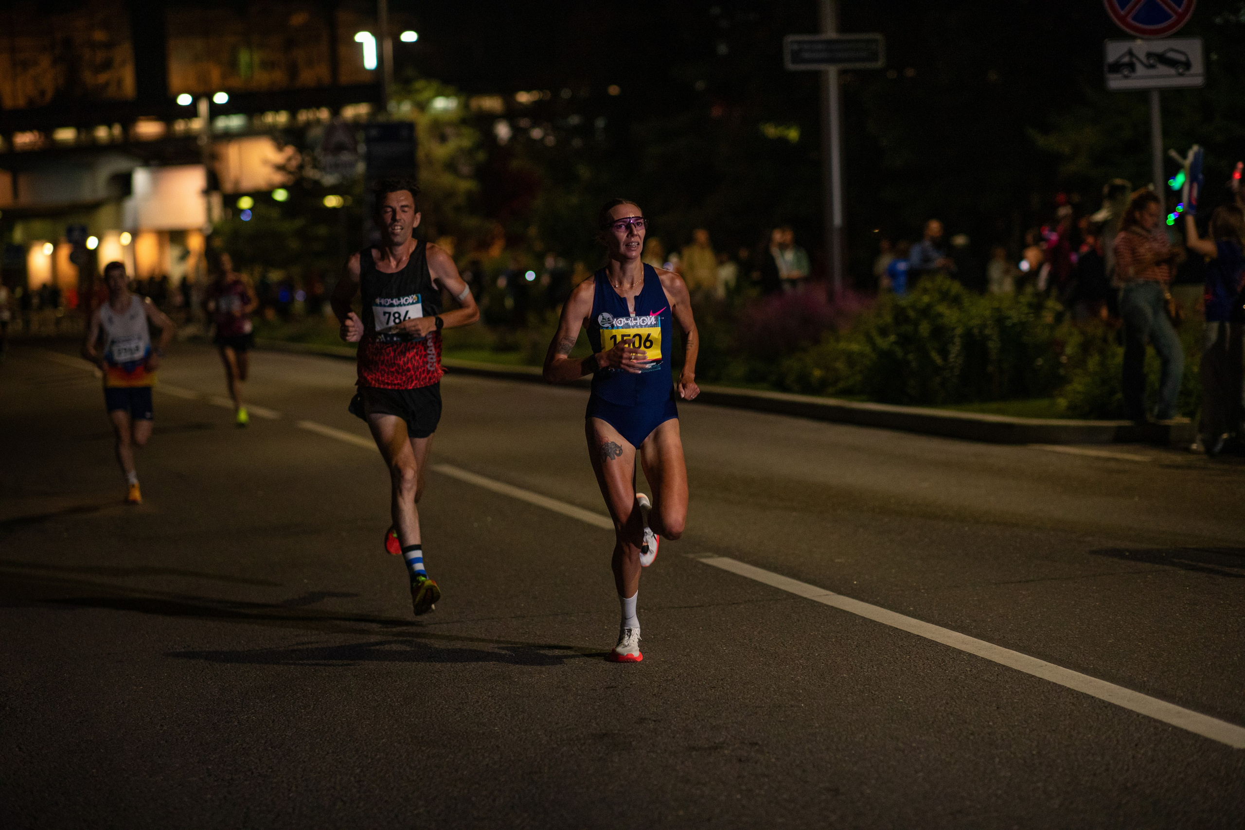 Ночной забег в ленте фотографий бегунов 03.08.24. Фотограф Сергей Ловкий