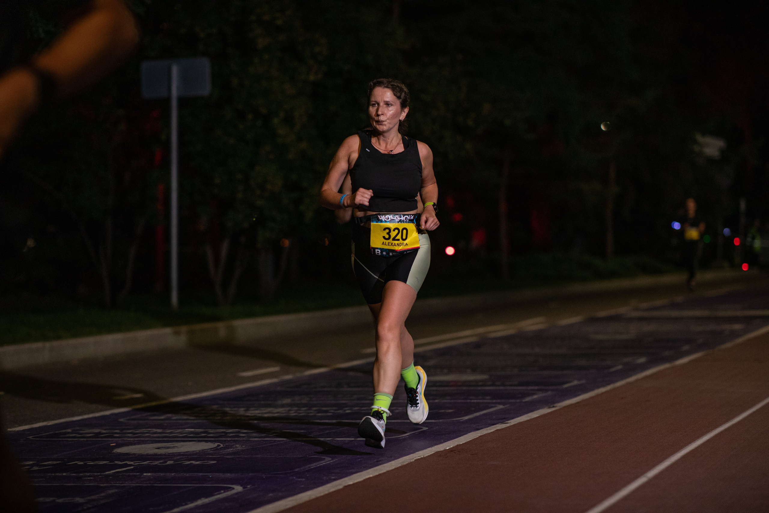 Ночной забег в ленте фотографий бегунов 03.08.24. Фотограф Сергей Ловкий