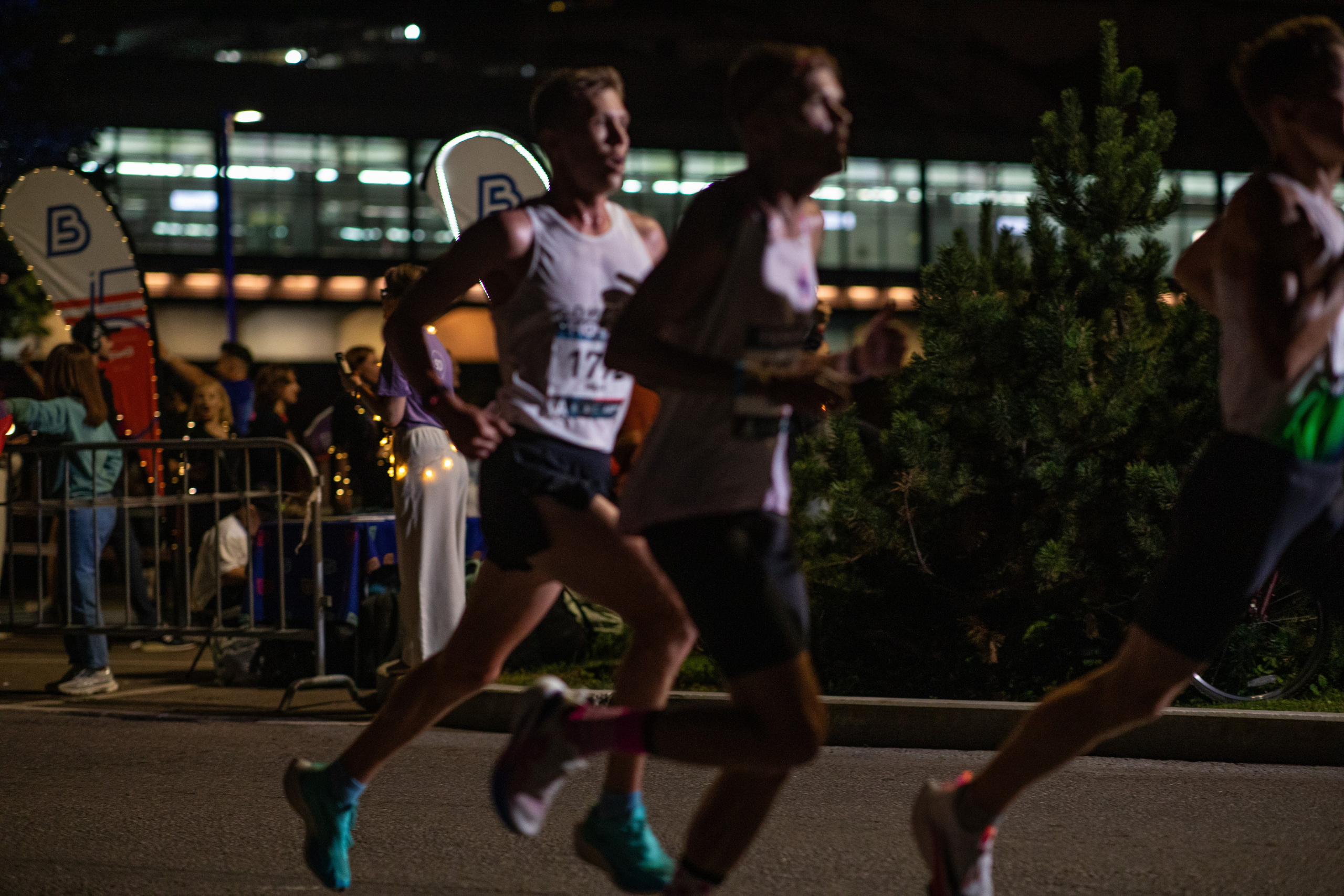 Ночной забег в ленте фотографий бегунов 03.08.24. Фотограф Сергей Ловкий
