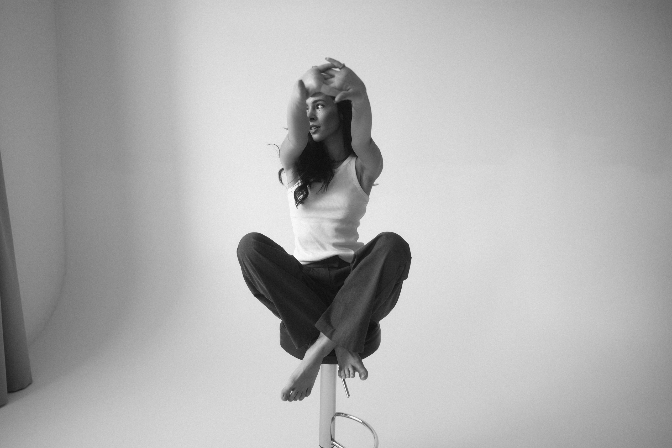 Женская портретная чб фотосессия в студии на циклораме в Казани