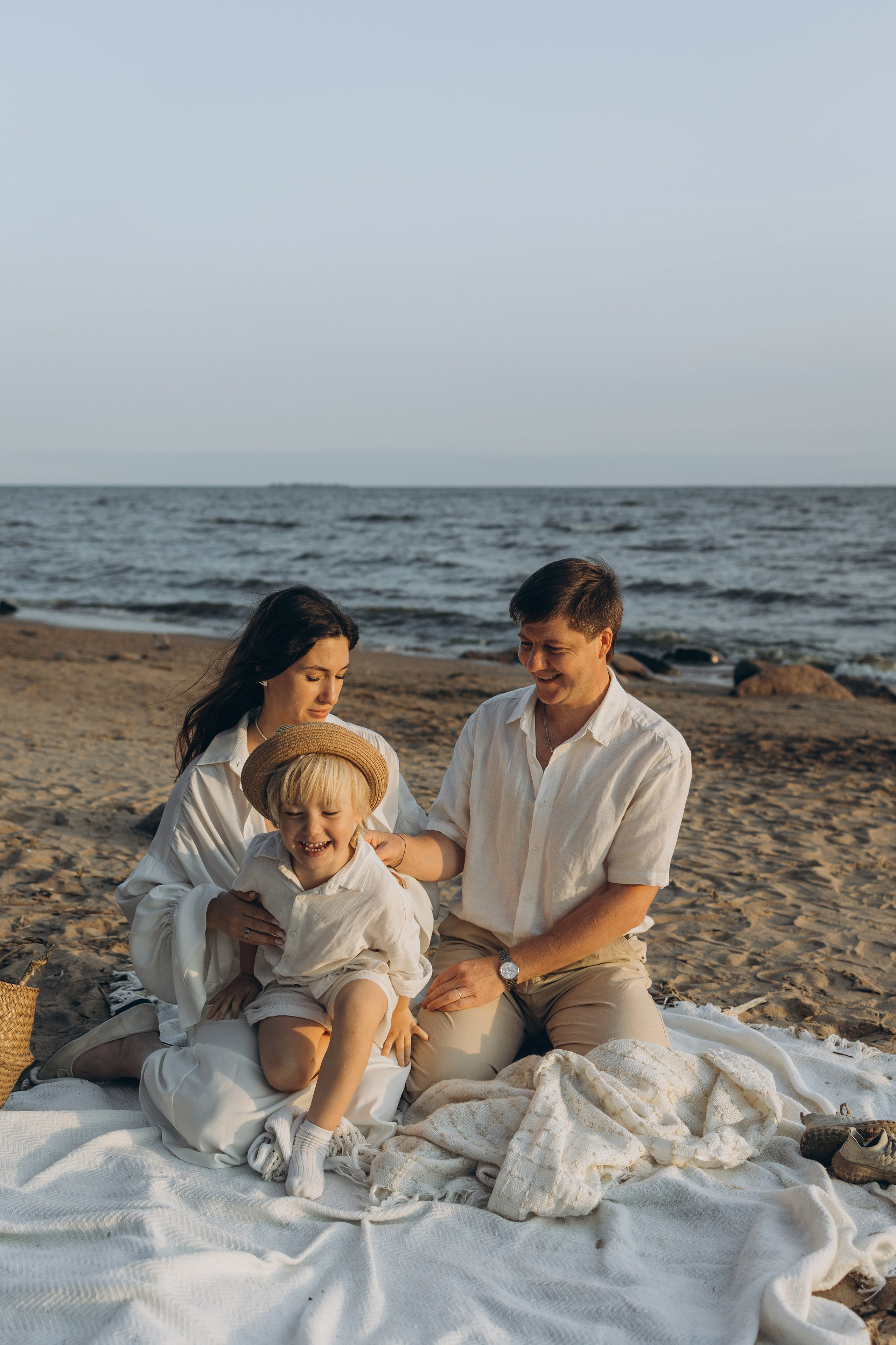 Эмилия, Дмитрий и Демид на Финском заливе. Семейный фотограф в Москве Виктория Ястребинская