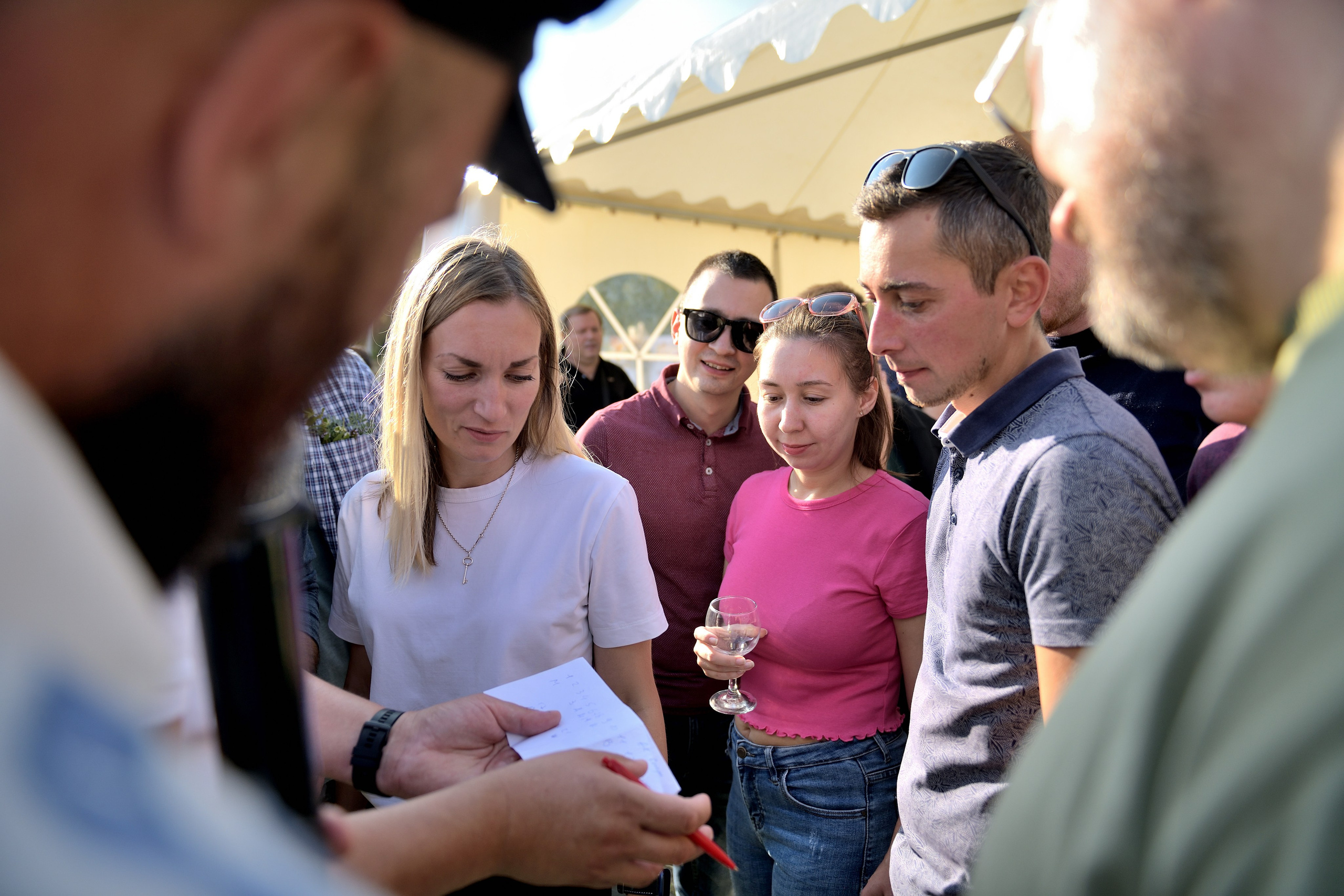 "Участники тимбилдинга отгадывают ребус".
