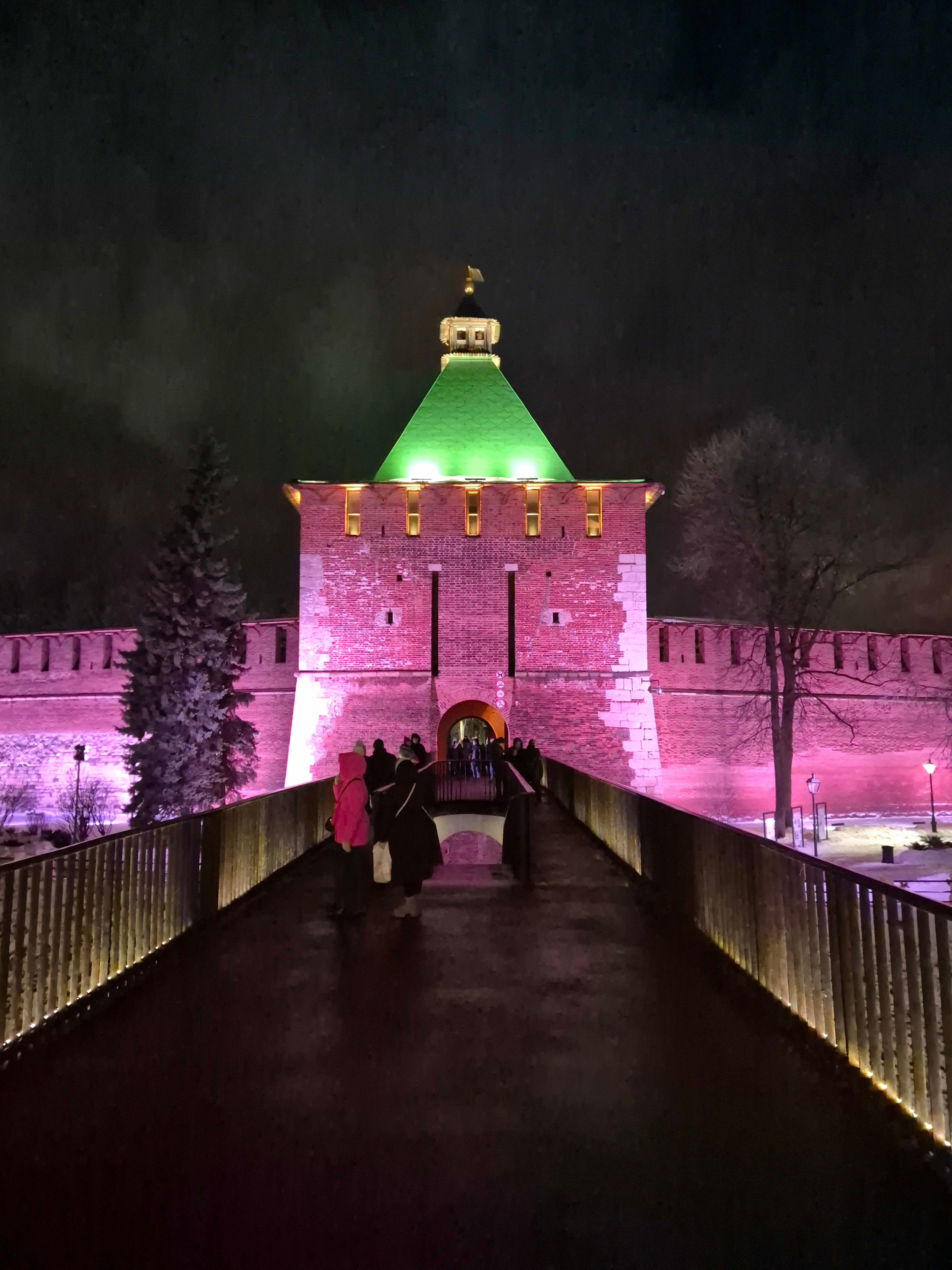 Из ворот башни проход на мост, перекинутый через Зеленский съезд к Волге