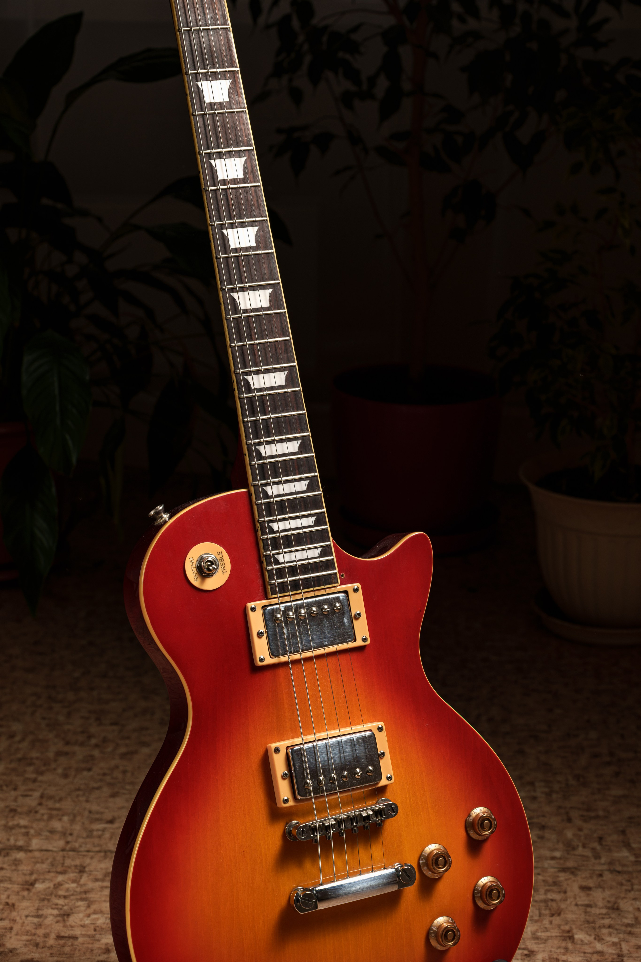 Фотосъемка электрогитар для продажи. Интерьерный фотограф и ретушер в Красноярске Денис Антропов