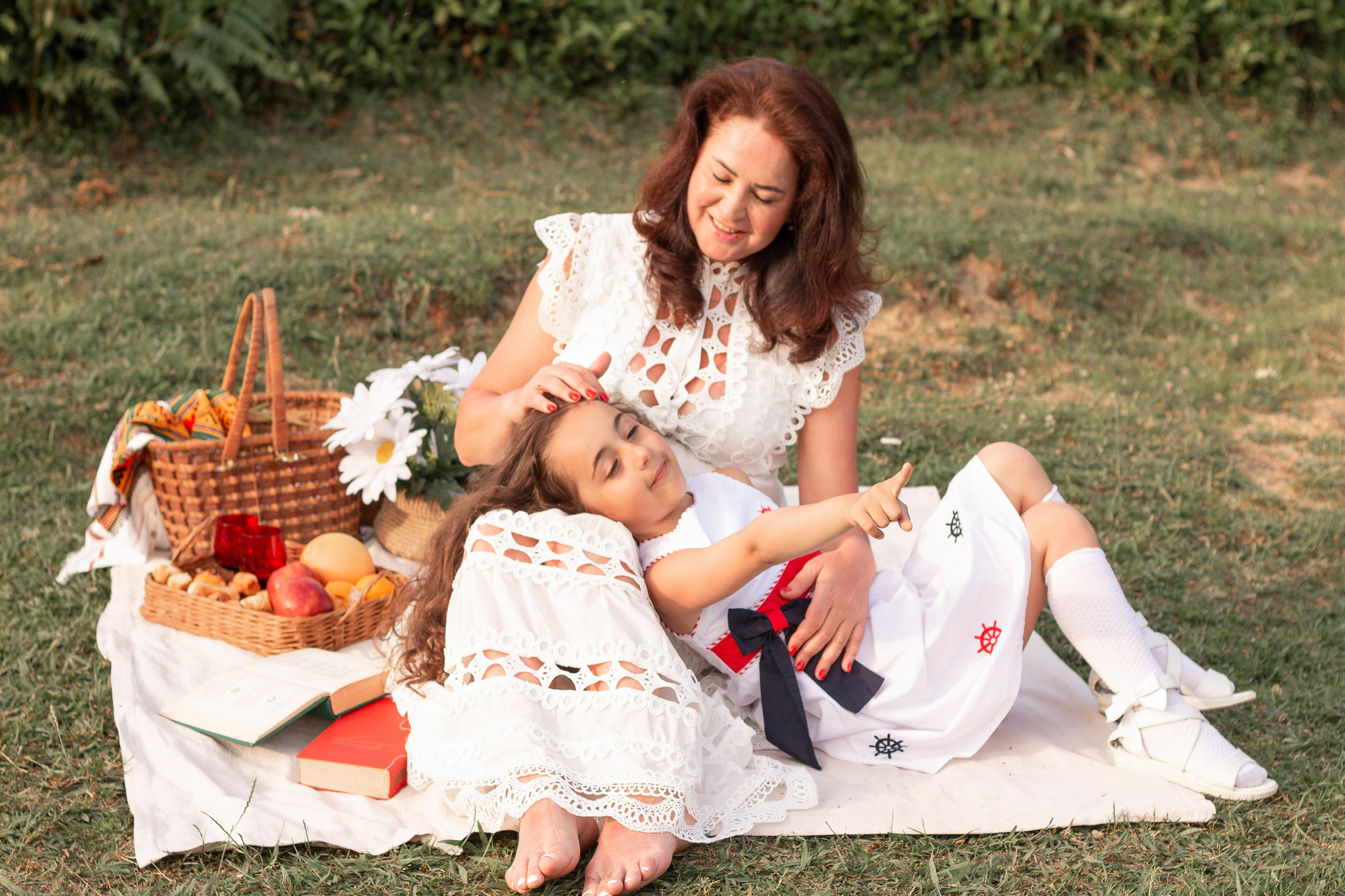 Мама с дочкой встречают закат в горах. Семейный фотограф в Сочи, Лоо, Дагомысе, Вардане Кучумова Олеся