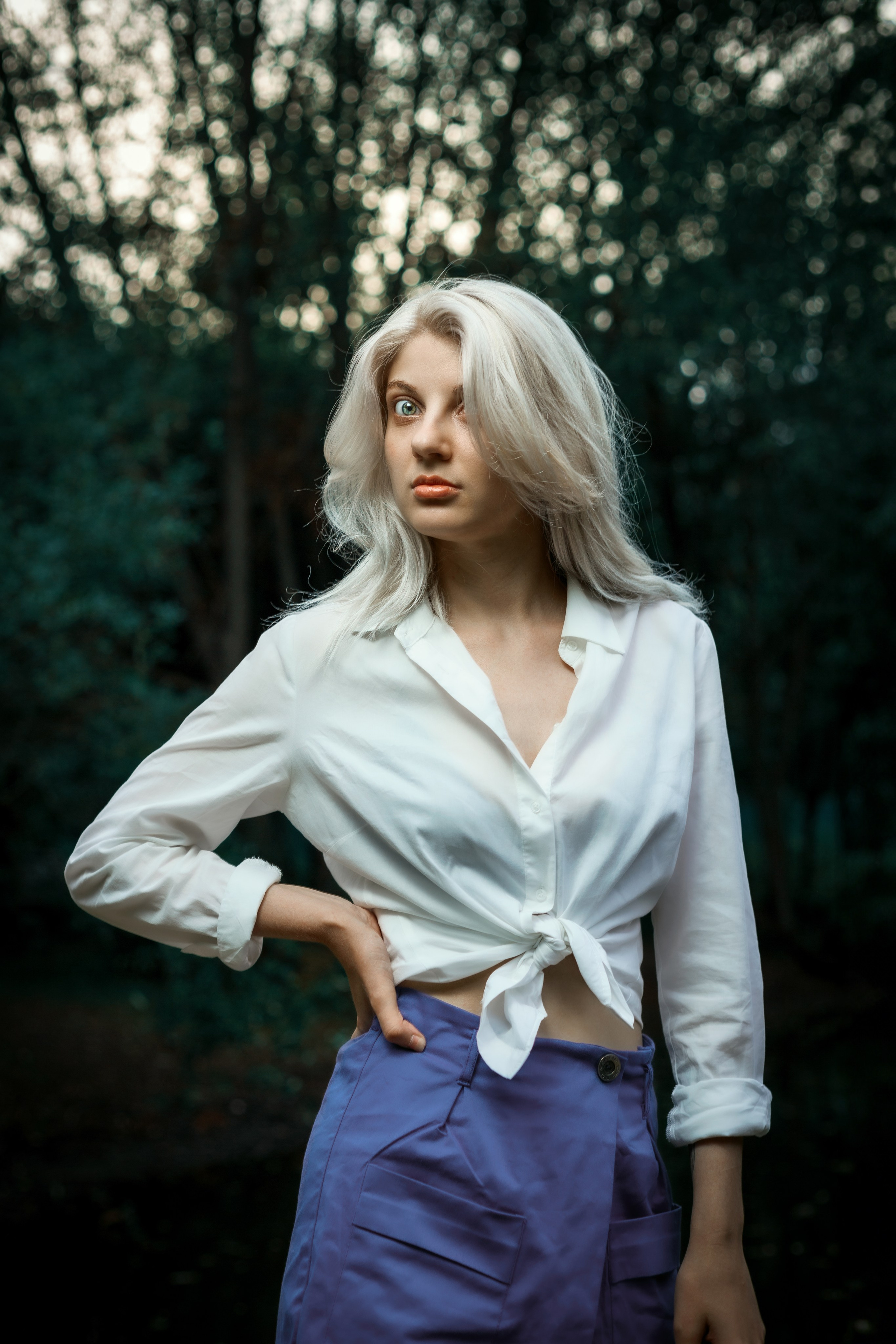 Откройте для себя магию "Белоснежной гармонии" в этом фотоальбоме, где девушка с белоснежными волосами предстаёт в утончённых образах на природе. Наслаждайтесь кадрами, где она лежит на дереве у озера и на траве, с элегантной рубашкой, добавляющей загадочности и эстетики. Девушка, молодая девушка, Блондинка, Фотосеесия, Подросток, Крашенные волосы, Озеро, Рубашка, Позировка, Потрет, Полуголая, Полуголая девушка, Девушка в белье, Дерево, Озеро, Красотка, Ноги, Трава, Ню,