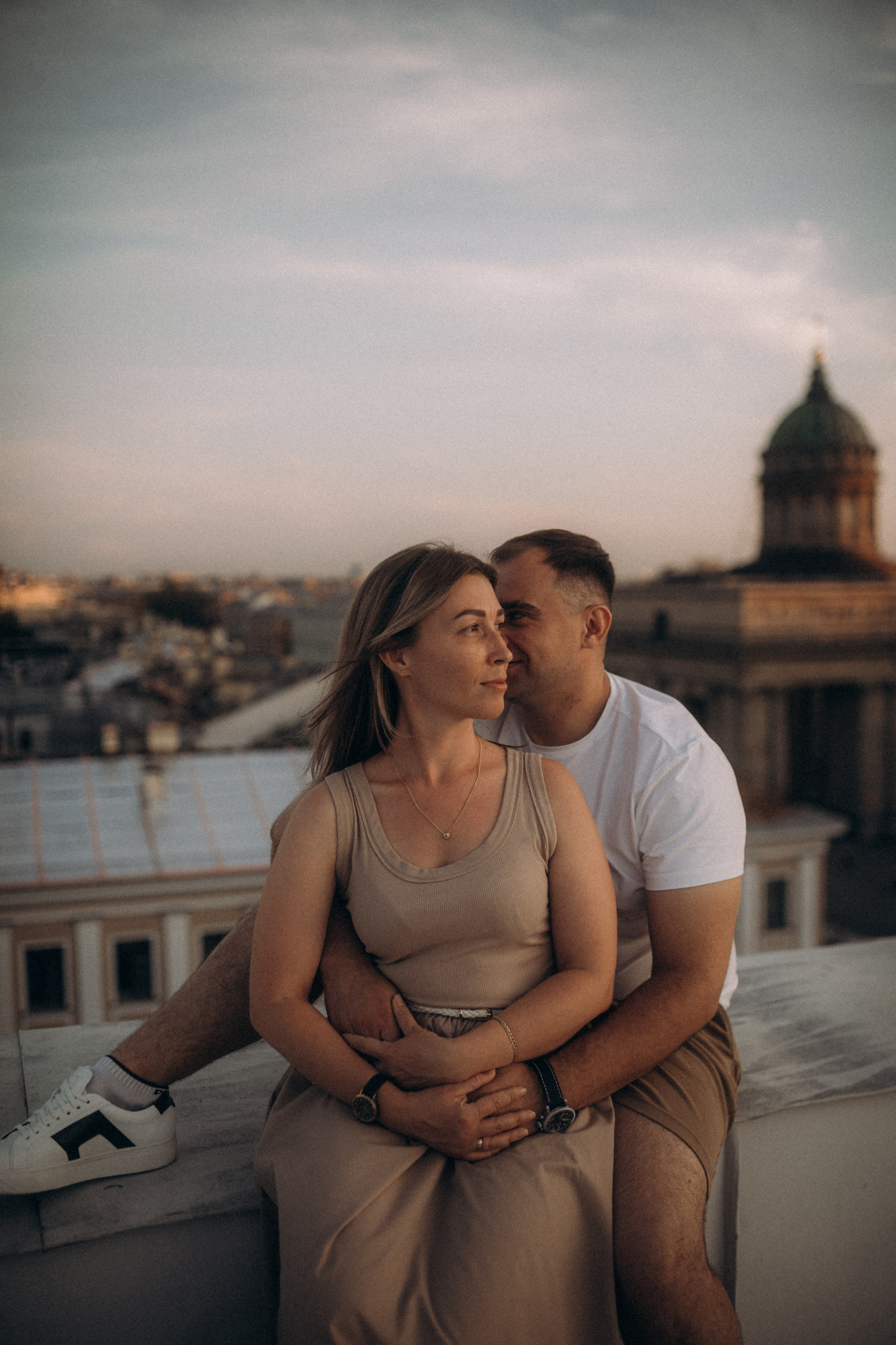 Мы сидим на питерской, теплой крыше. Фотограф в Санкт Петербурге Лара Великова
