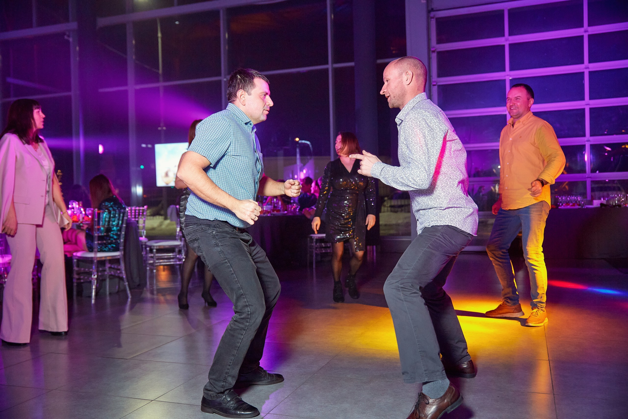 Транс-Инвест / Новогодний корпоратив на территории автосалона. Антон Артюшин, портретный фотограф. Москва