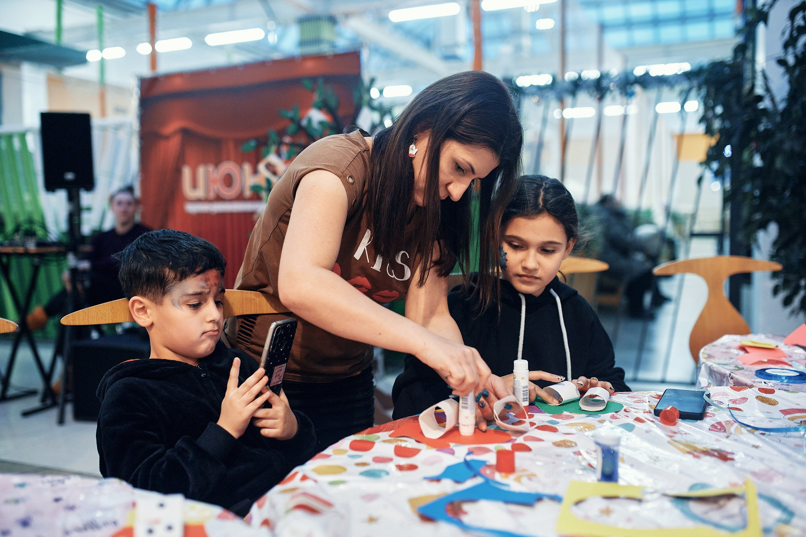 Детский новогодний праздник в ТЦ Июнь. Семейный и репортажной фотограф в Красноярске и Москве Виктор Бабинцев