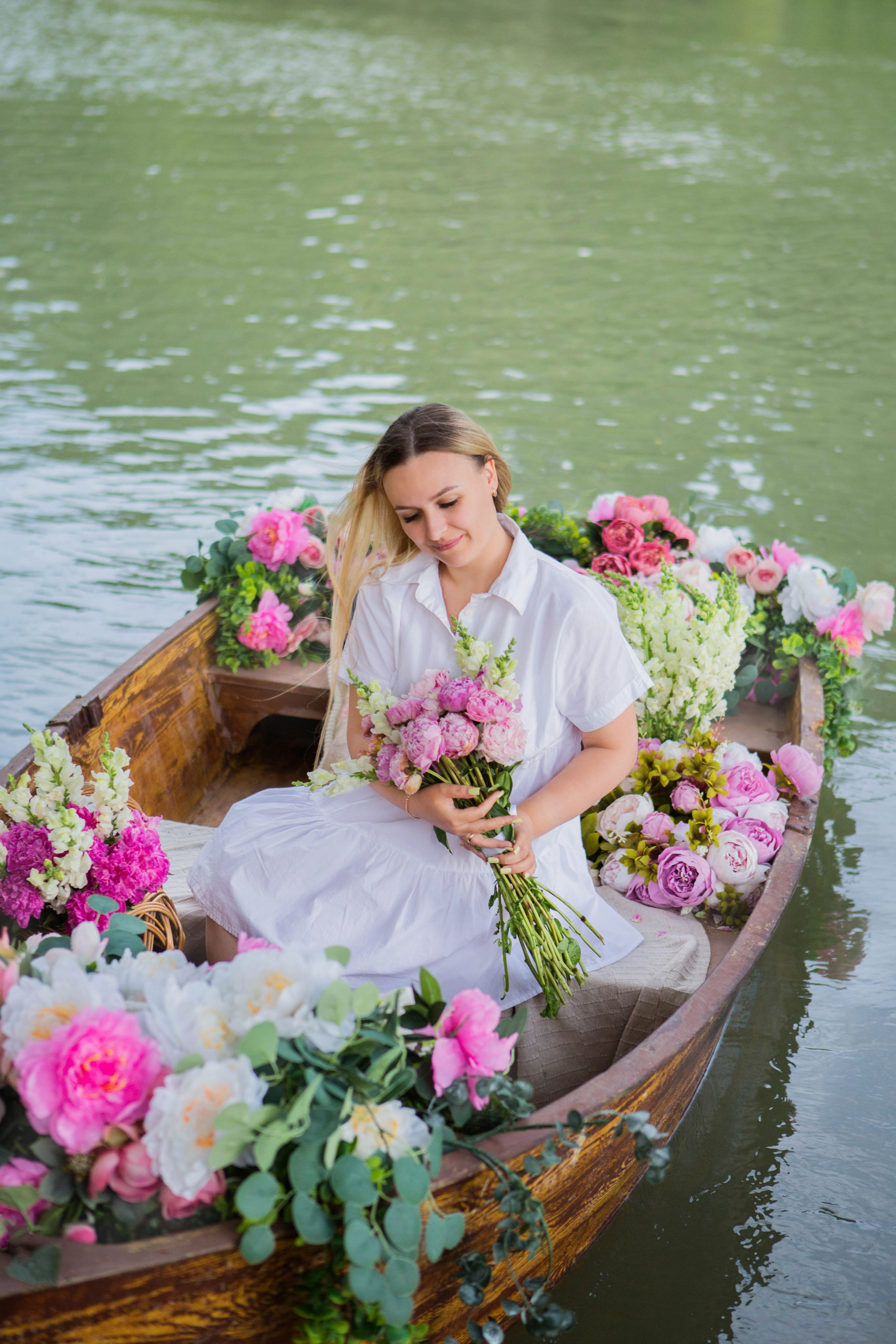 Лодка с пионами. Свадебный семейный и детский фотограф в Краснодаре Карина Федоровская