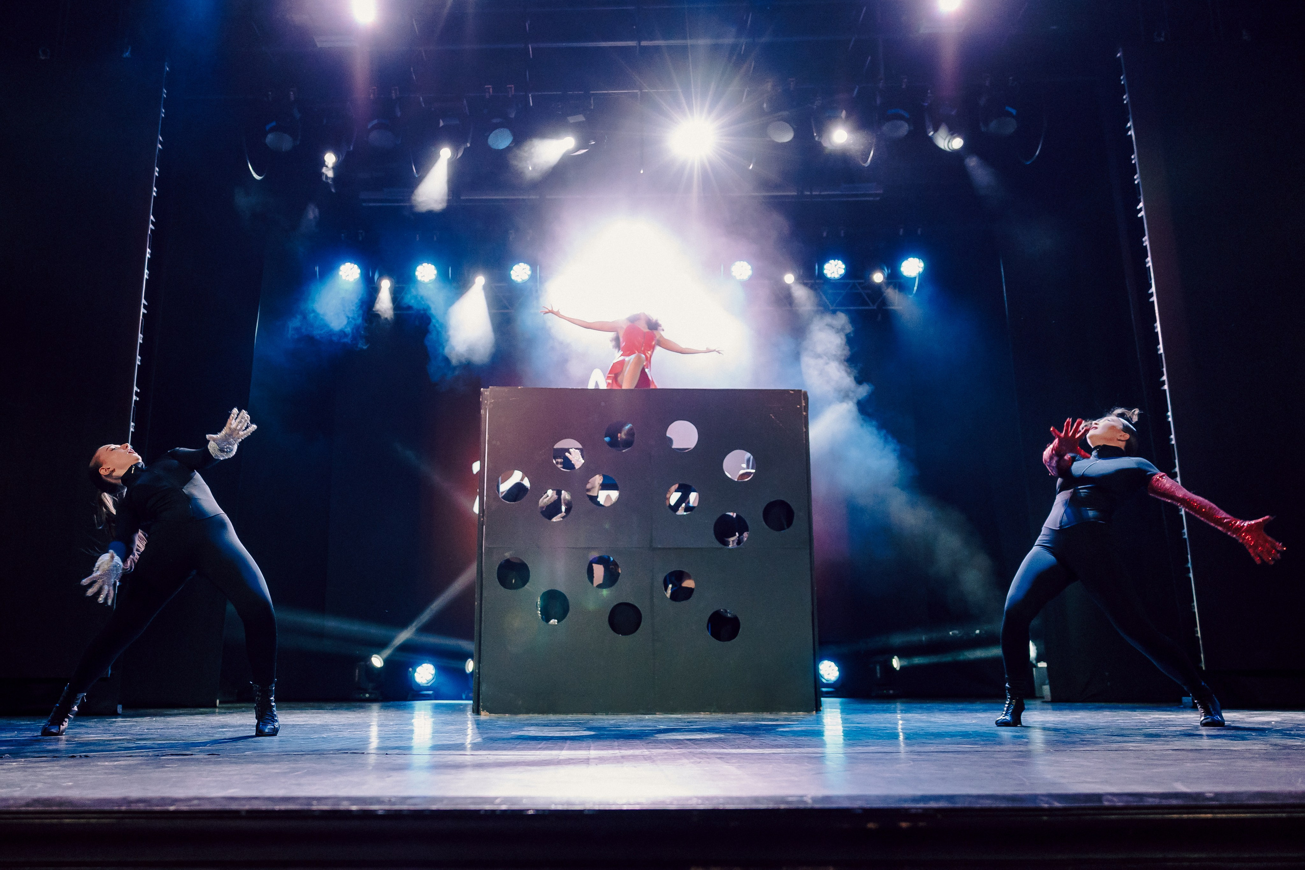 Отчётный концерт танцевальной школы «Red Rabbits» 2025. Лёшка Варзегов — фотограф