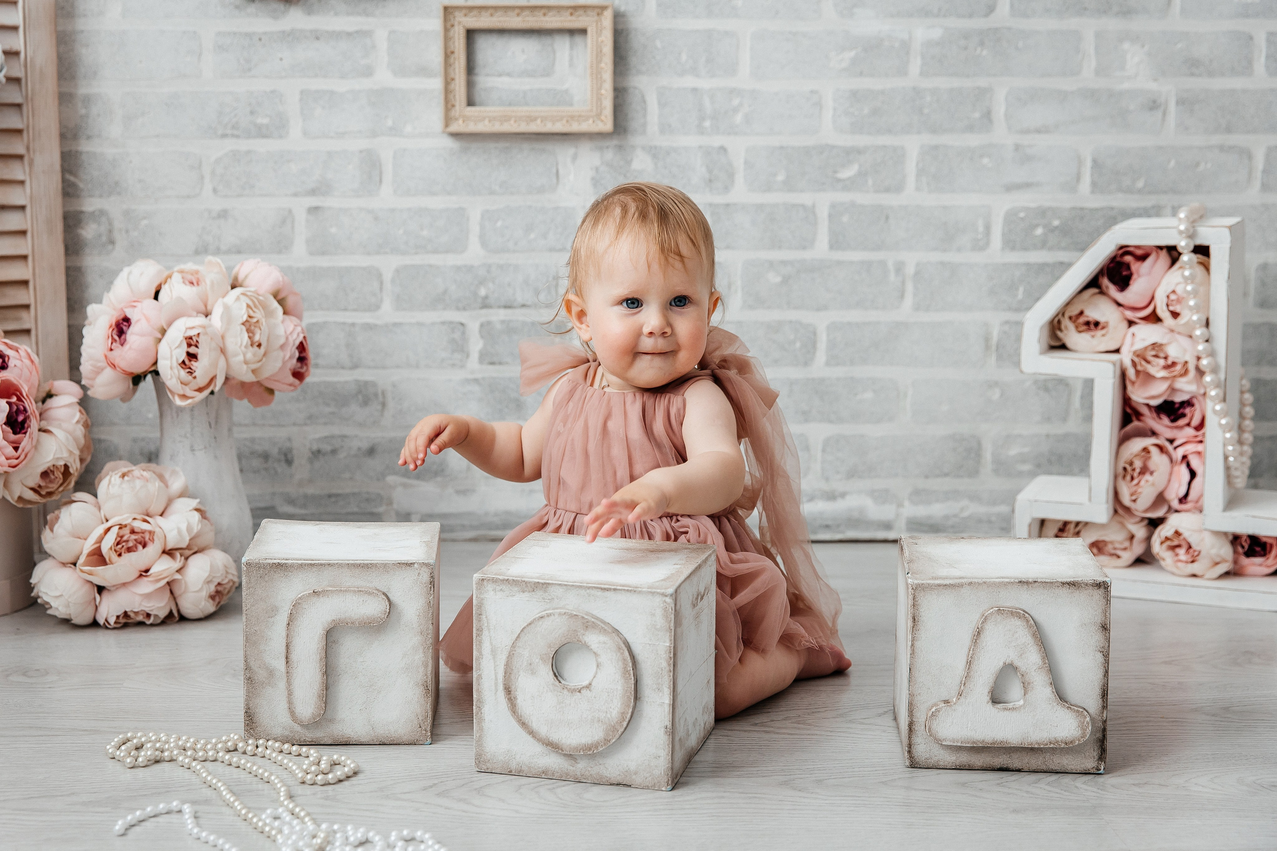 Минимализм (единичка, буквы-кубики, отдельный реквизит на фоне). Детский фотограф, выпускные альбомы в Нижнем Новгороде Бодягина Мария