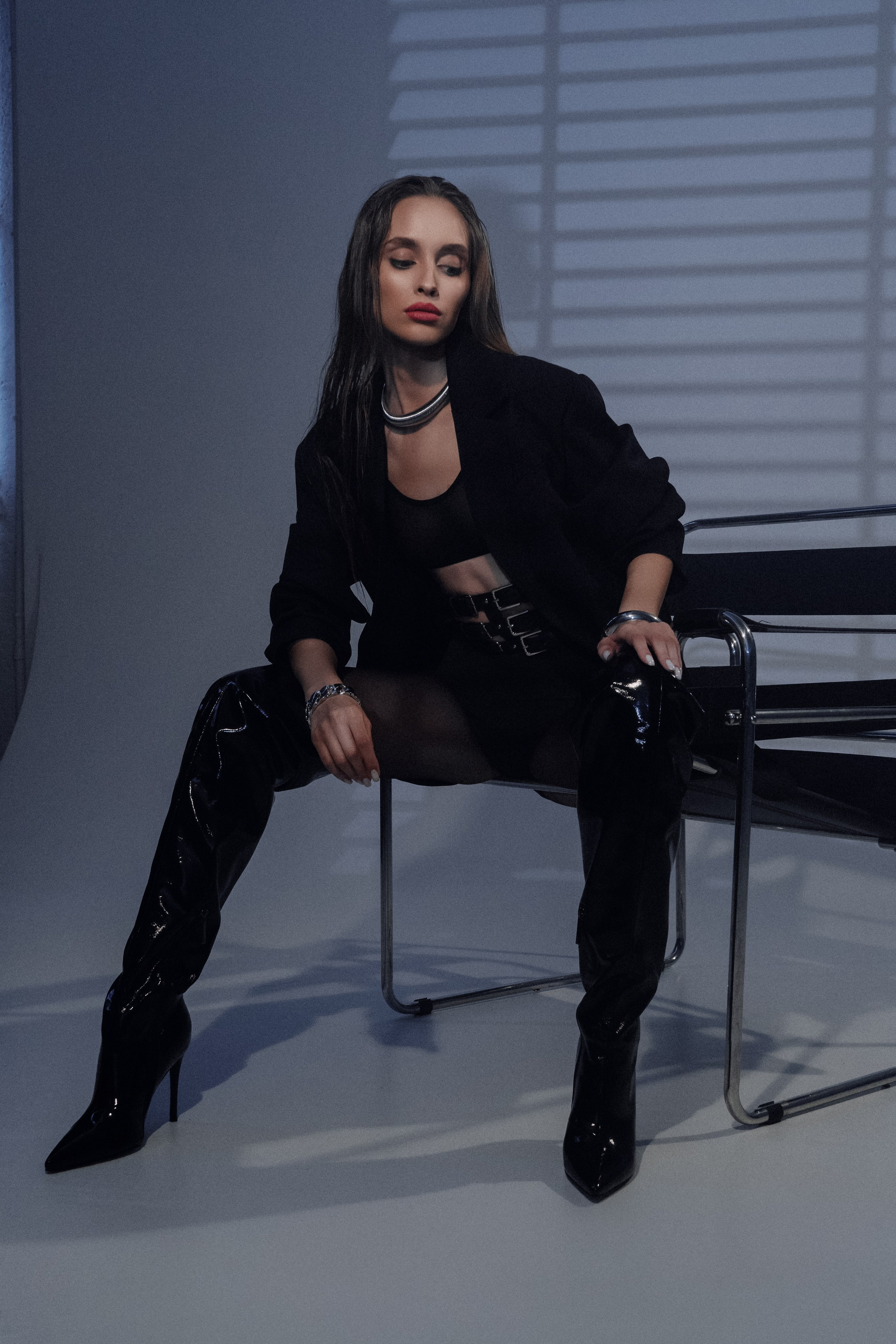 фотосессия на стуле в студии