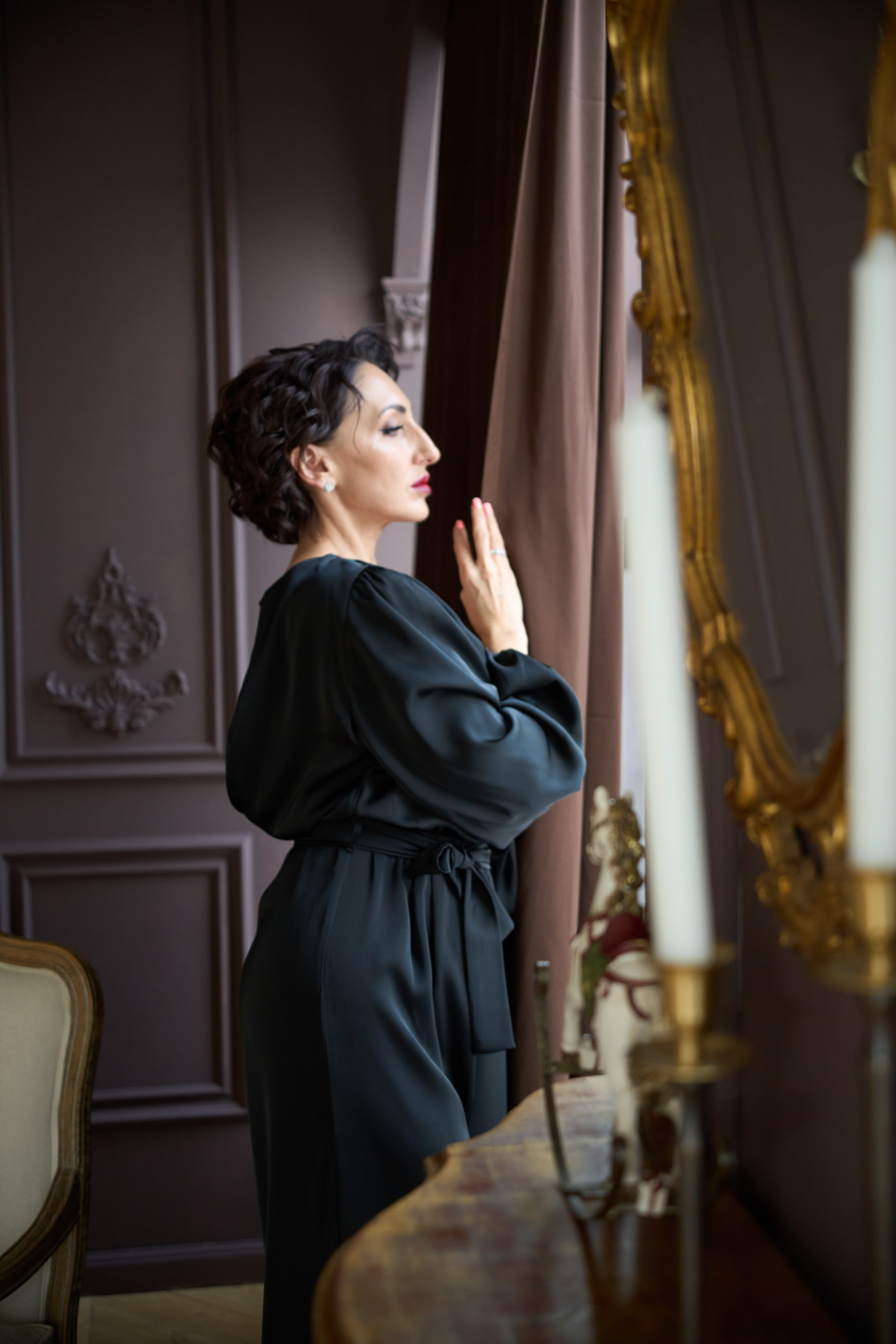 Фотография, сделанная во время профессиональной фотосессии. На ней изображена модель или группа людей в студии или на открытом воздухе. В кадре присутствуют студийное освещение и реквизит.