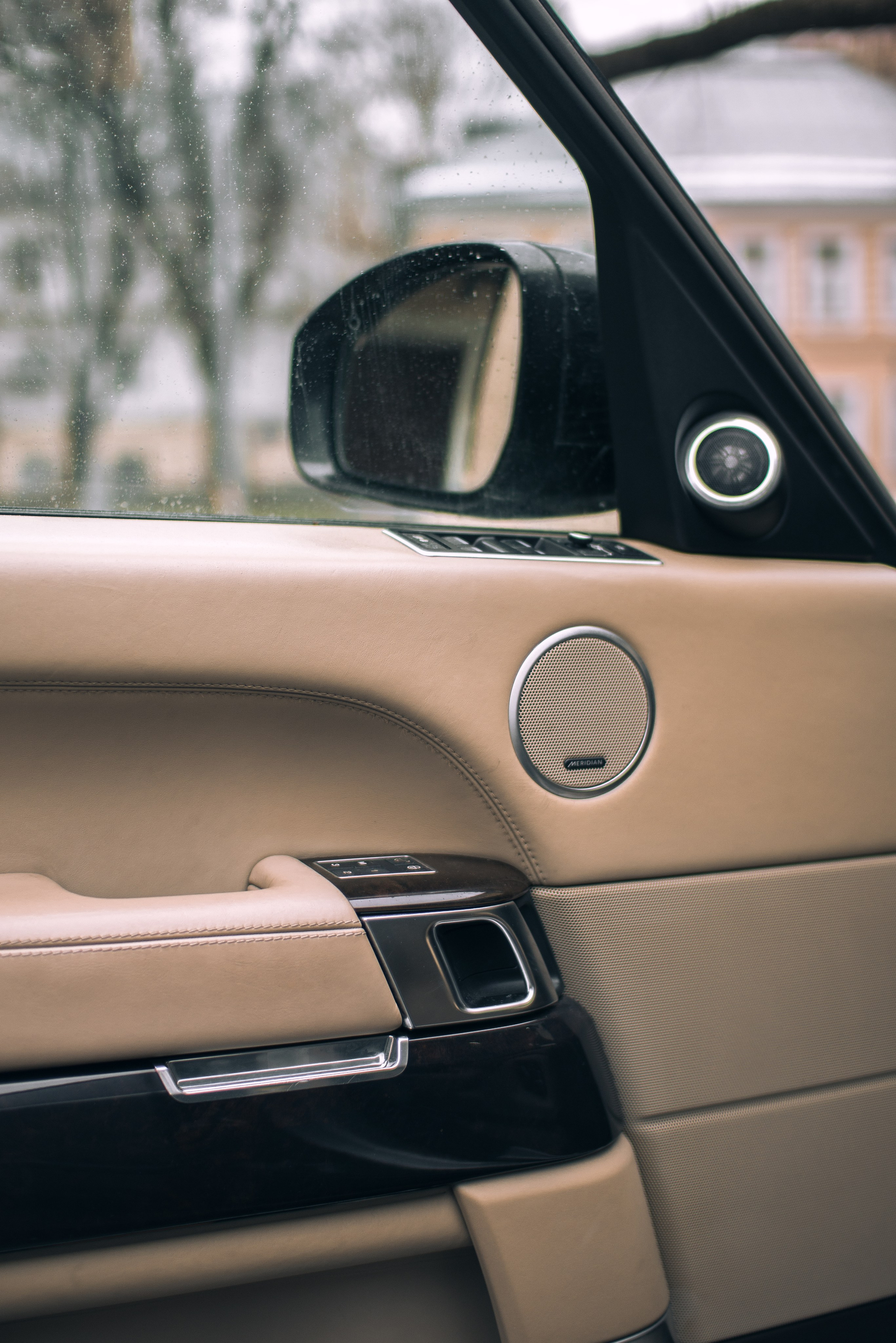 Range Rover в центре Москвы. Жуков Илья  свадебный фотограф в Москве