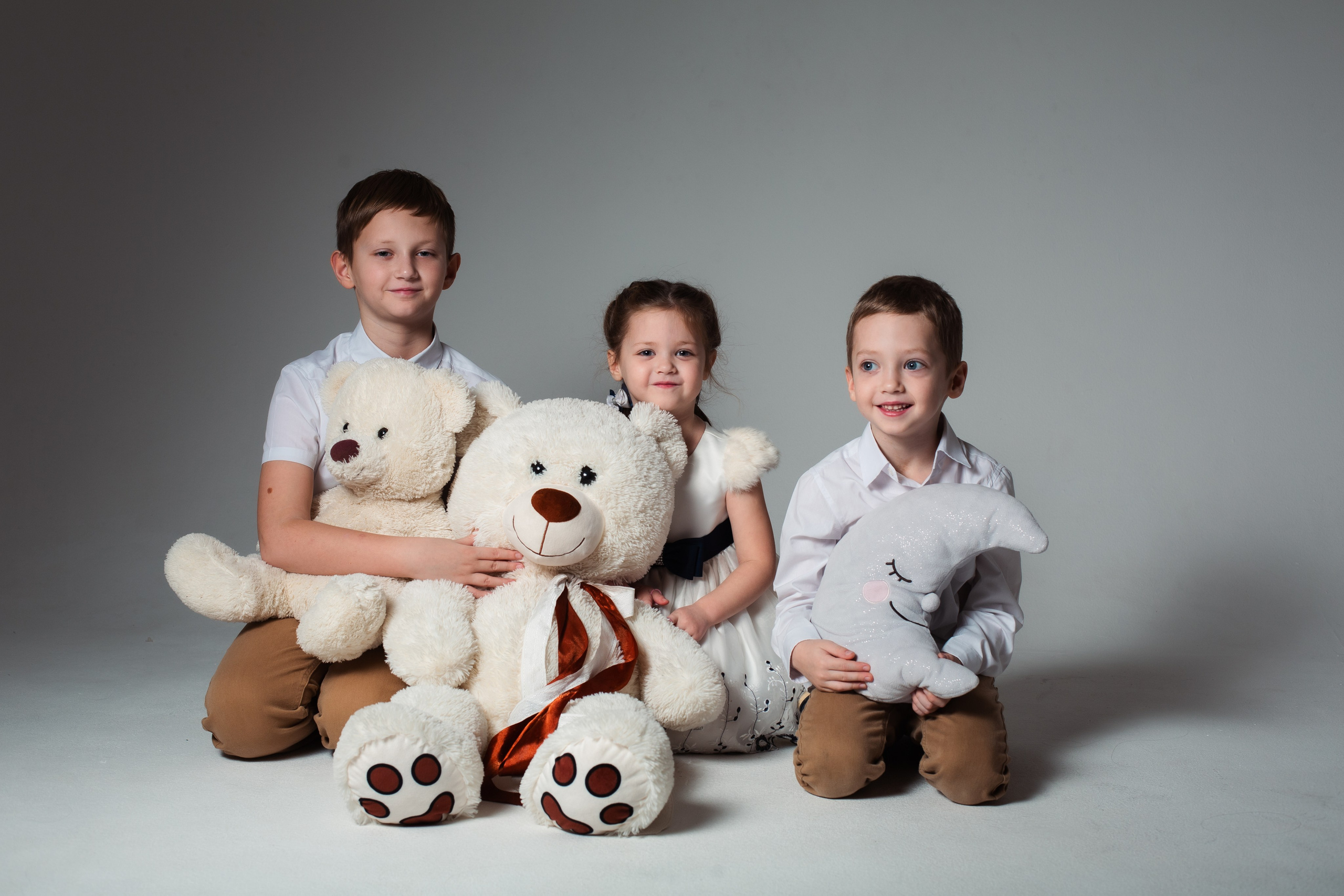 Евгений и Ольга с детьми. Фотограф Julia Milton | Портреты, съемки для маркетплейсов, лавстори, съёмка беременности в Санкт-Петербурге. Обучение фотографии в Спб очно