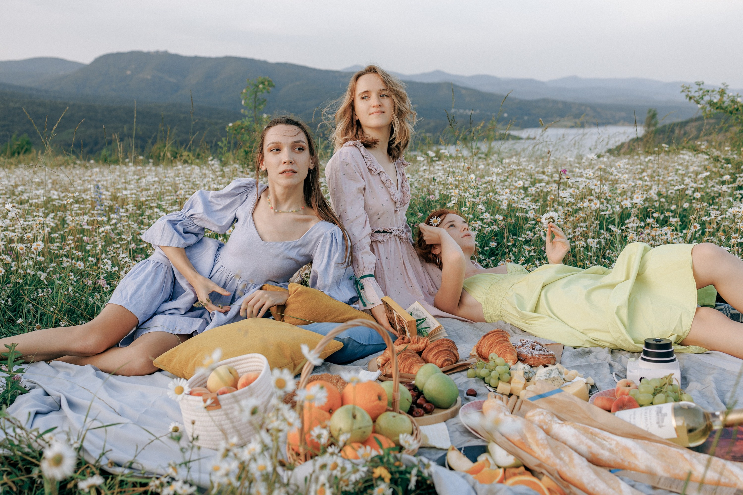 Picnic in the chamomile field in Georgia. Fedor Lemeshko — Destination Wedding and Family Lifestyle photographer