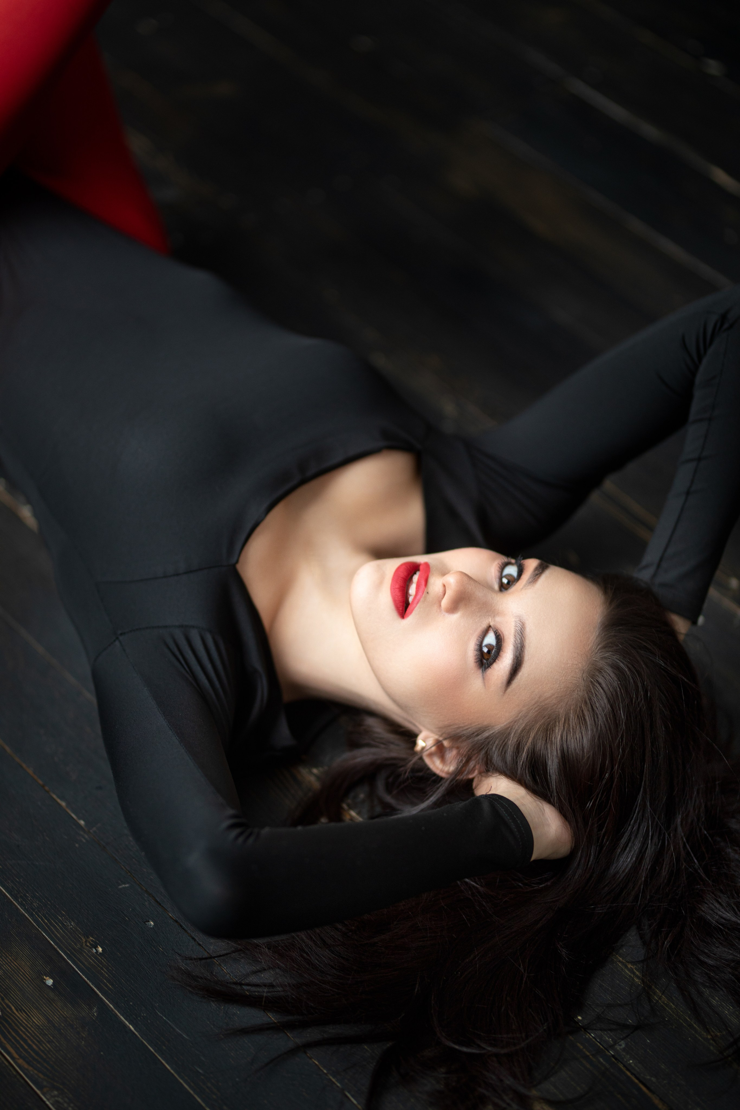 Фотосет с Марианной в студии с минимальным интерьером в формате для «себя»