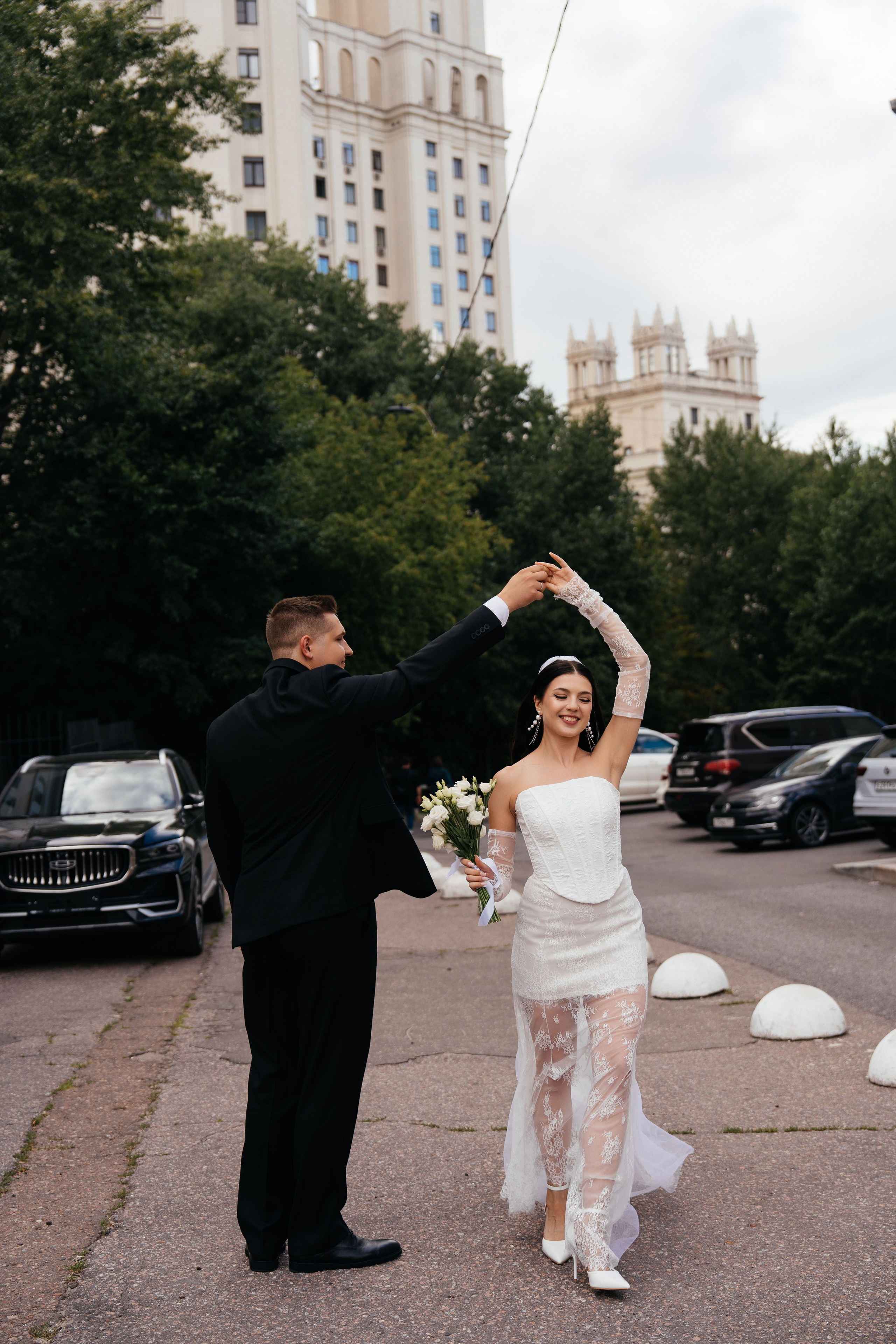 Свадебная фотосессия в Москве у высотки на Котельнической набережной. Свадебный фотограф в Москве Анна Полушина