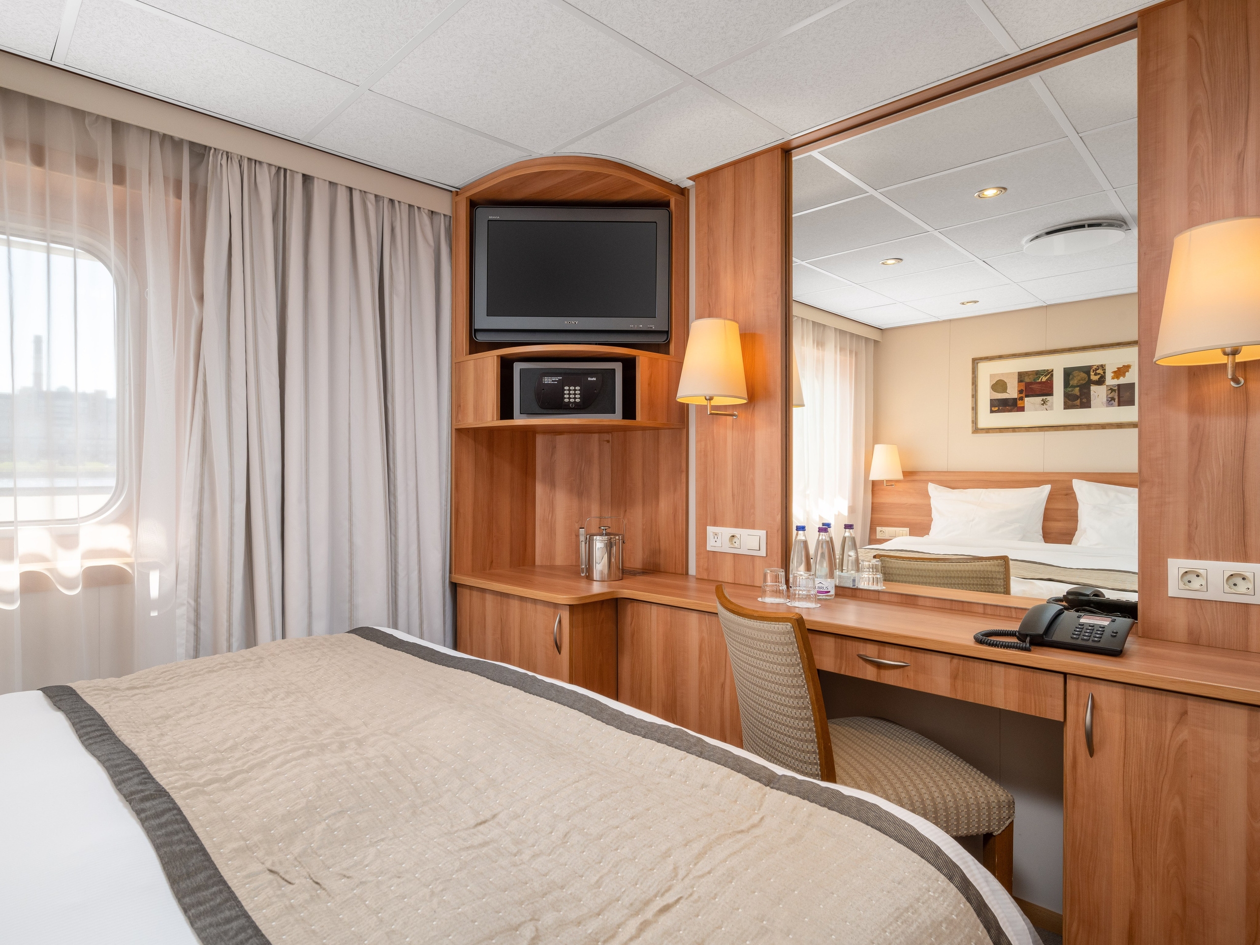 Теплоход «Викинг Трувор». Вячеслав Лазарев фотографирую интерьеры