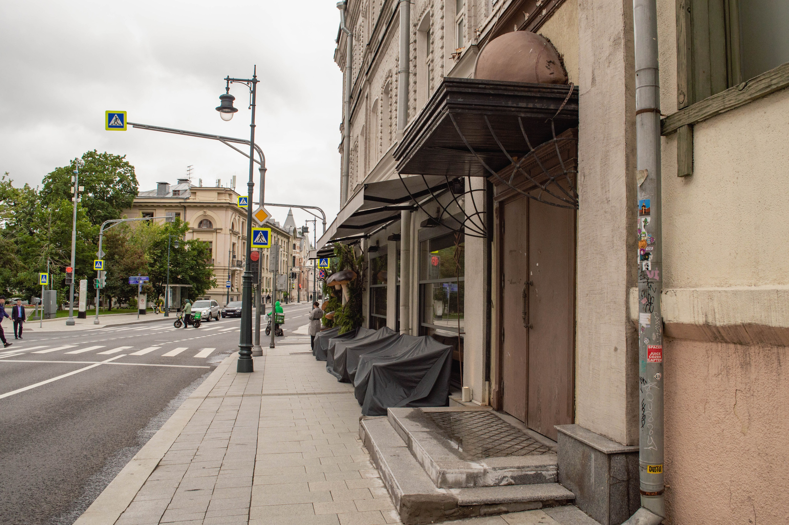 Типология «Стикербомбинг в городе». Фотограф Анастасия Лощакова в Москве