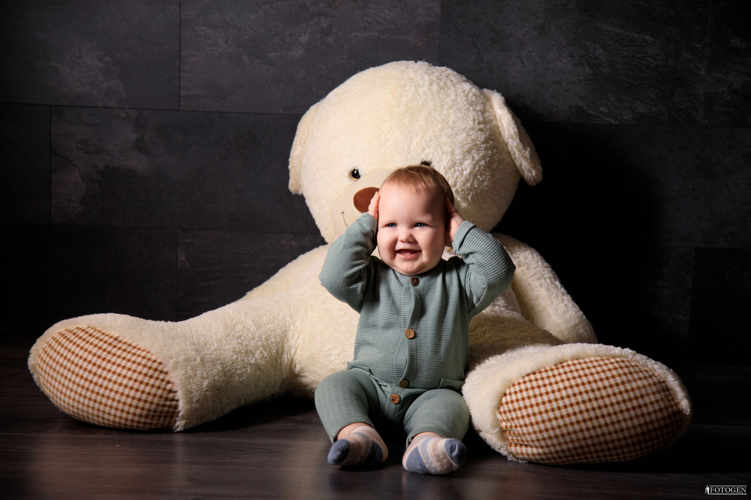 Детская фотосессия в студии в Краснодаре | Фотостудия FOTOGEN - Фотосессия с маленьким ребенком в уютной студии.