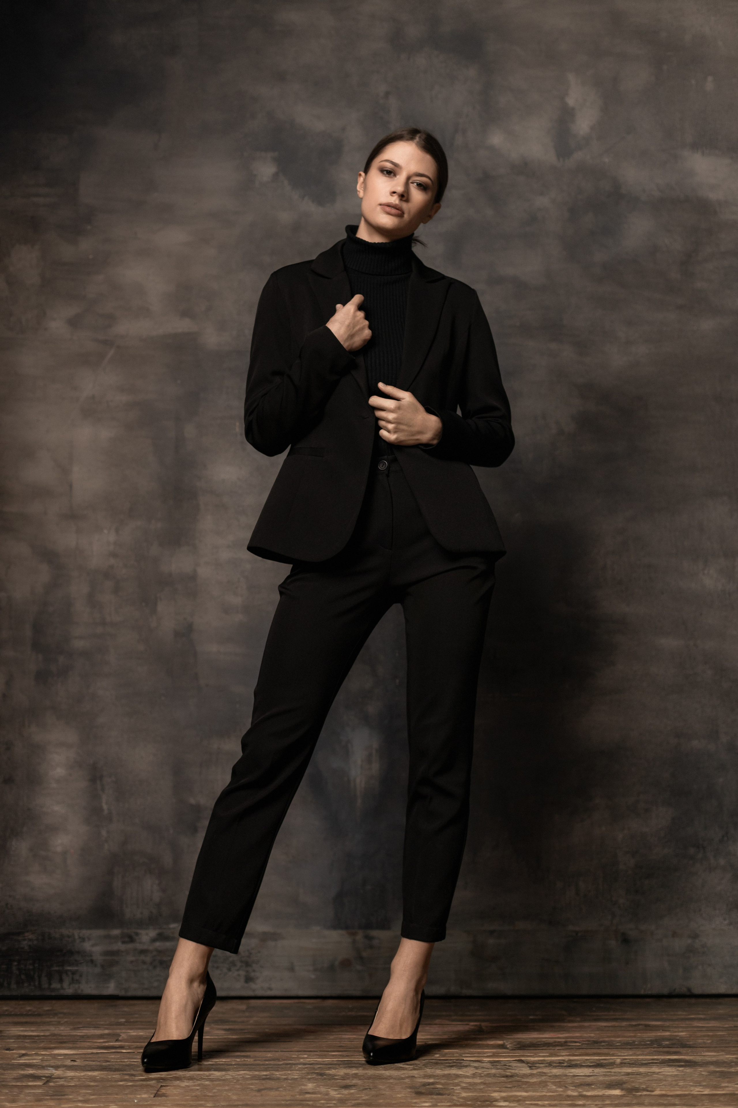 стильный классический портрет девушки в студии, фотосессия в москве, портретный фотограф гладков дмитрий