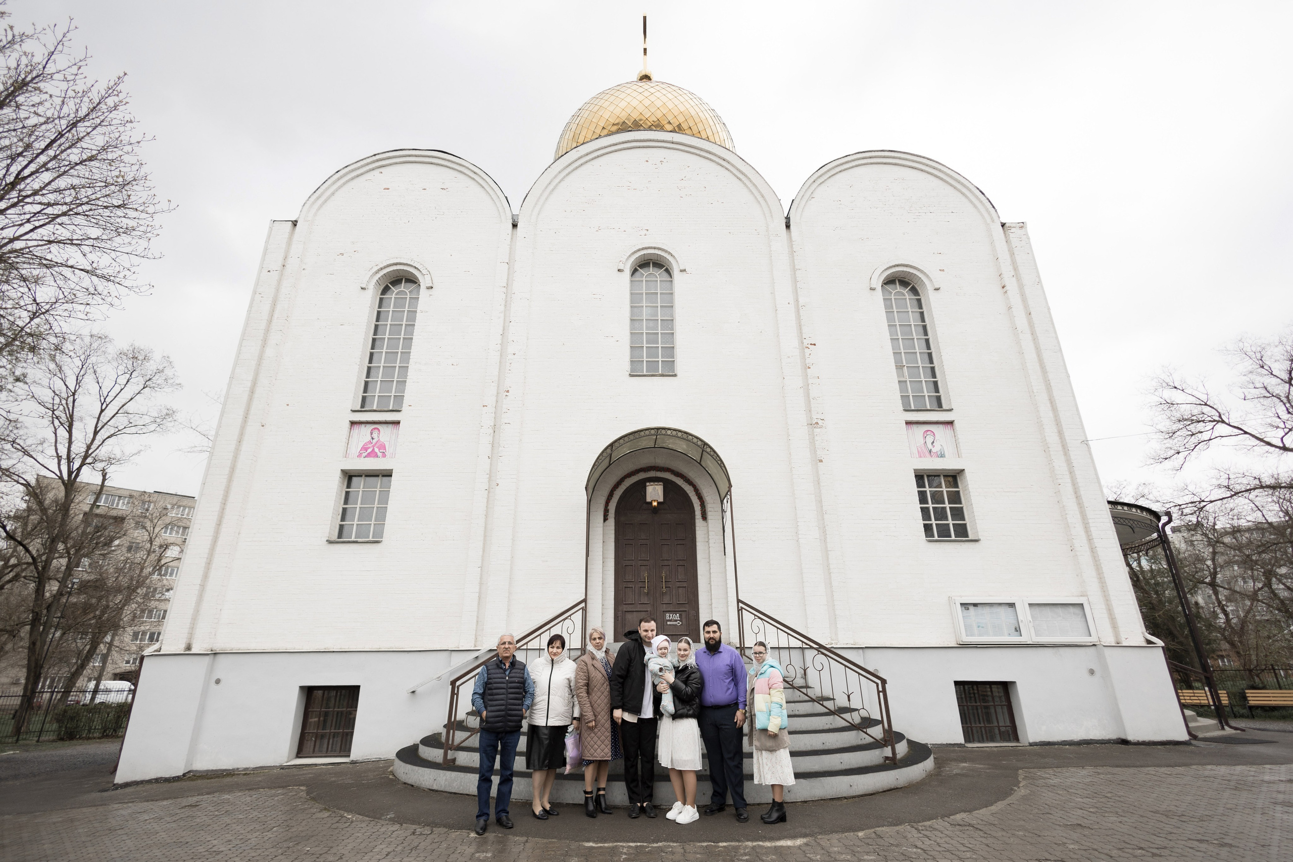 Крещение Миланы в церкви иконы Божией Матери / пасмурная погода. Анастасия Безуглова- свадебный фотограф в Таганроге