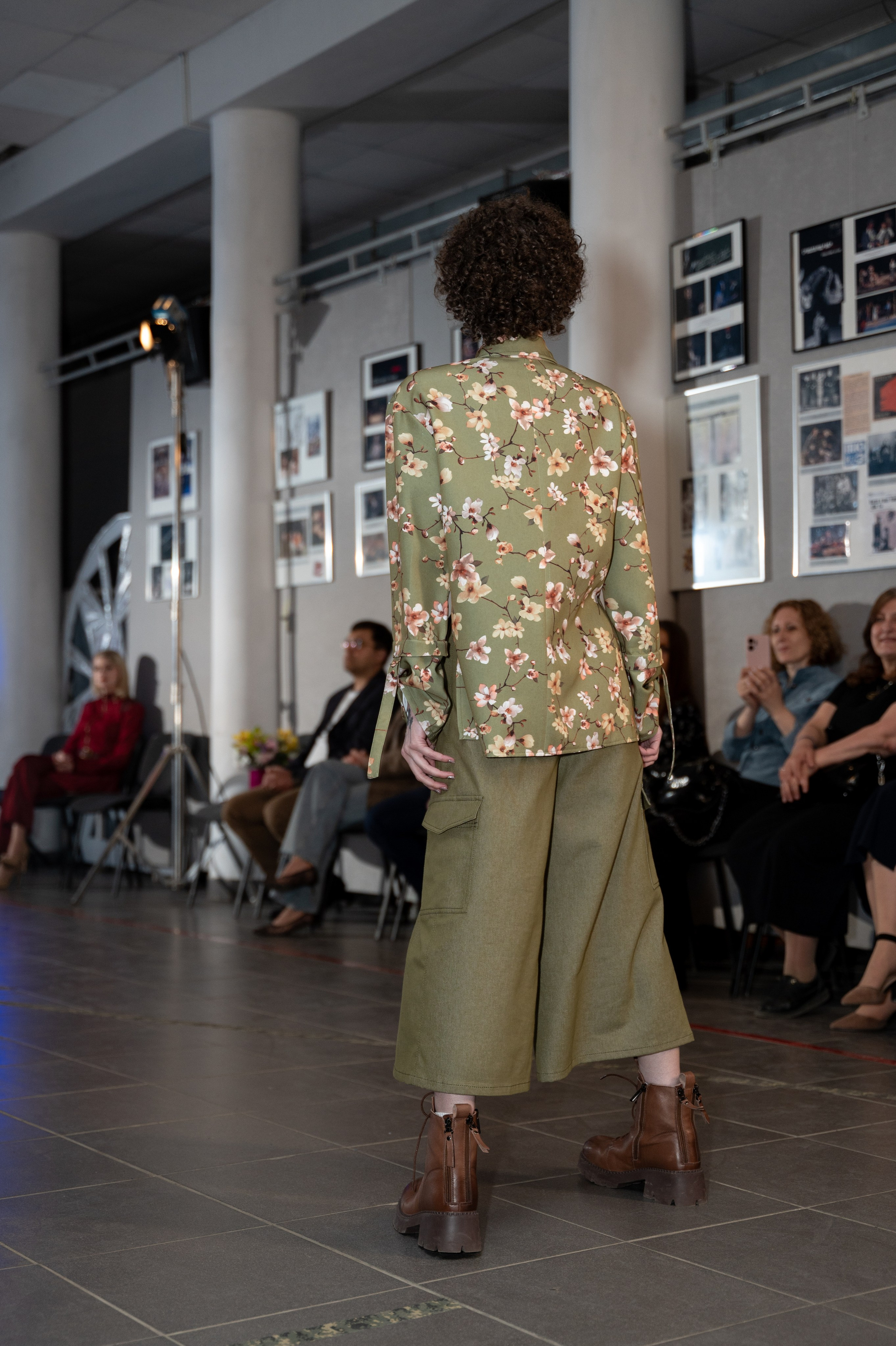 Закрытый показ милитари «Своя трансформация» дизайнера Юлии Бойченко | 24.04.2025. Фотограф в Омске Елизавета Кириллова