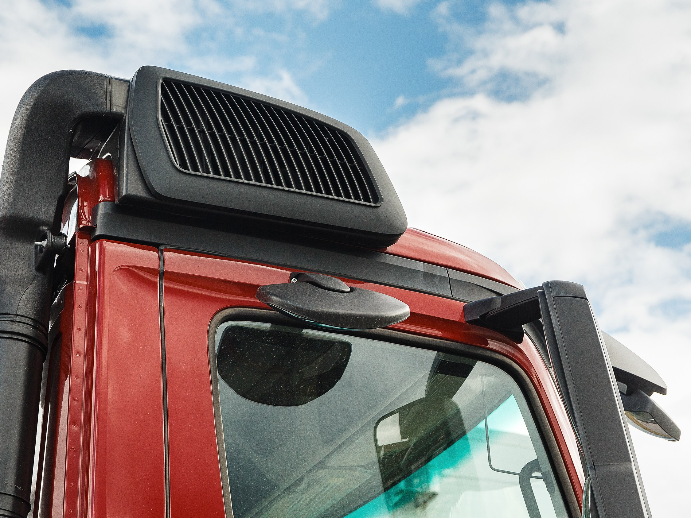 Профессиональная съёмка легковых автомобилей и большегрузов для продажи и контента. Выездная фотосессия спецтехники в Санкт-Петербурге. Репортажный фотограф Сергей Пушкин в СПб. Промышленная фотосъёмка авто. Фотограф для дилеров и производителей. 