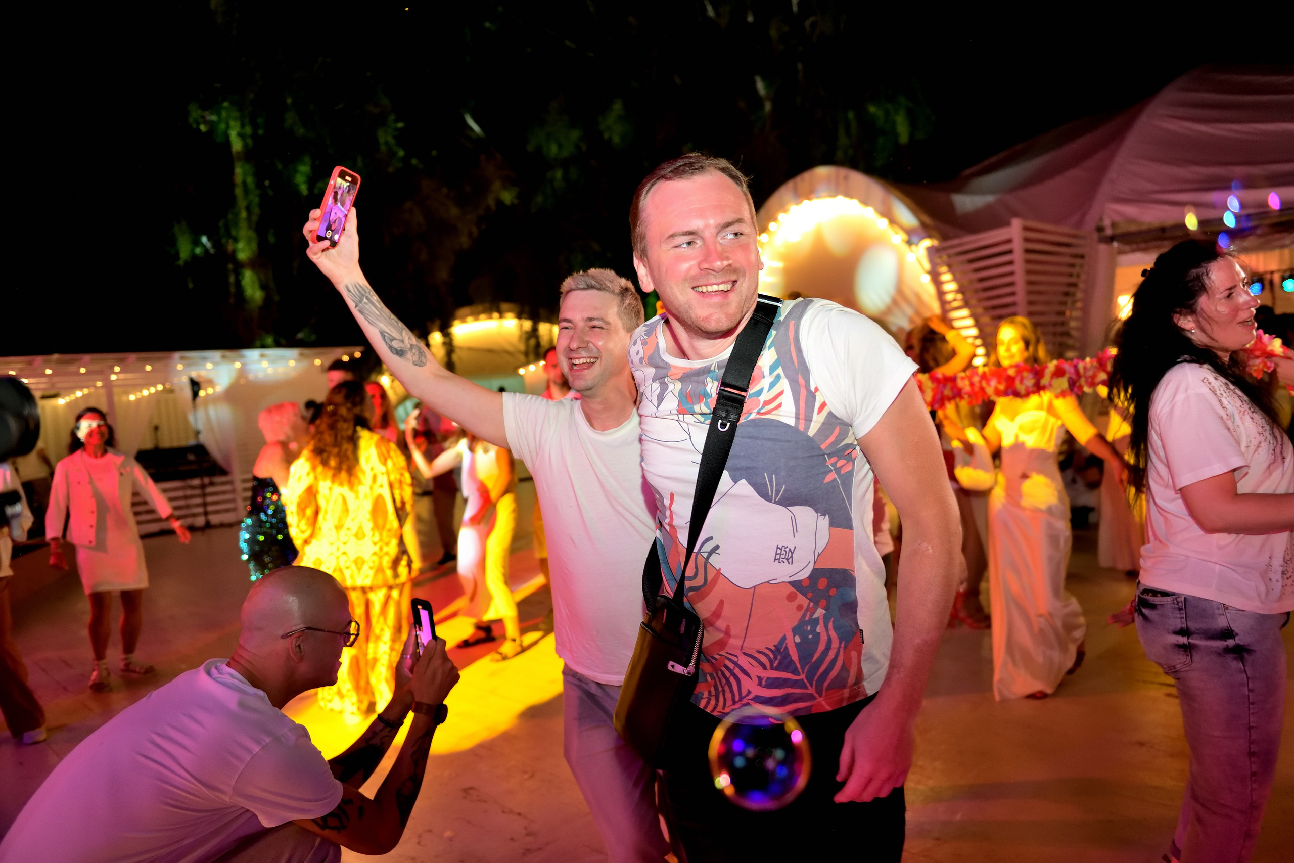 "Веселые зрители слушают концерт в летнем парке "Березы".