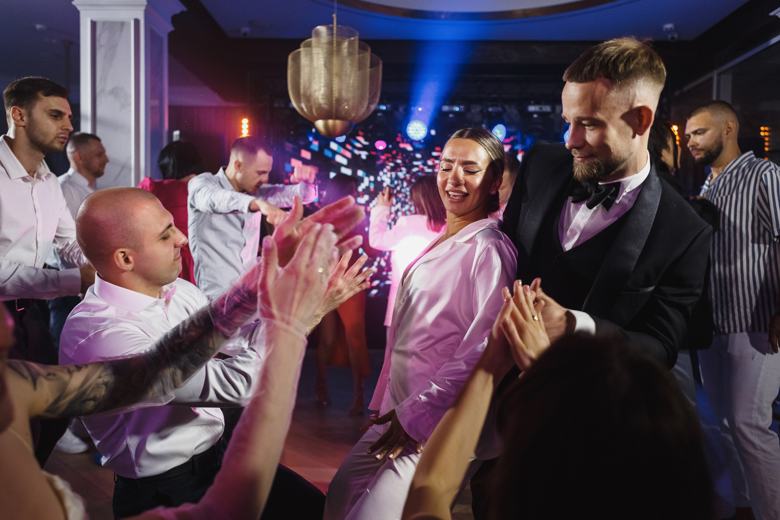 Свадебная вечеринка в Golden Horse, жених и невеста танцуют с гостями, фотограф Таганрог Антон Бакарюк