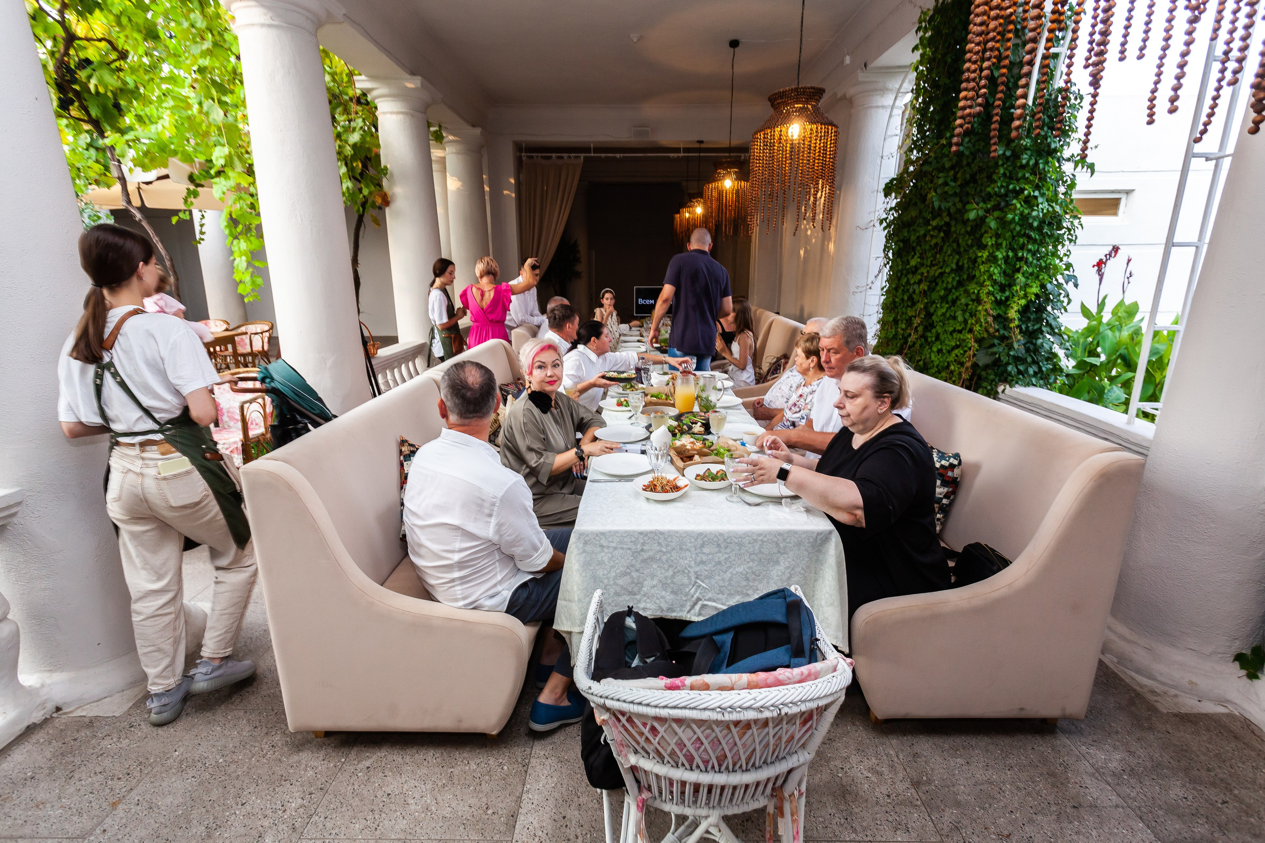 День рождение в уютном ресторане. Фотограф Денис Денисов